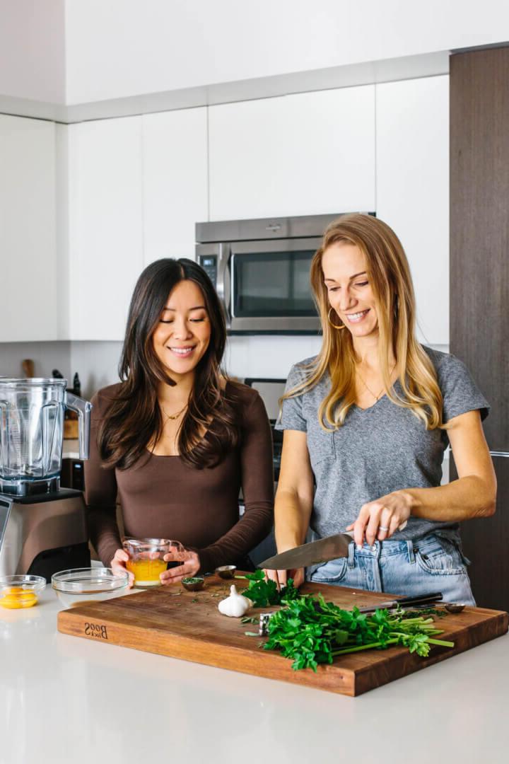 Wie wir Rezepte entwickeln 2 Lisa Bryan und Emily Liao in der Küche beim Testen von Rezepten für Downshiftology