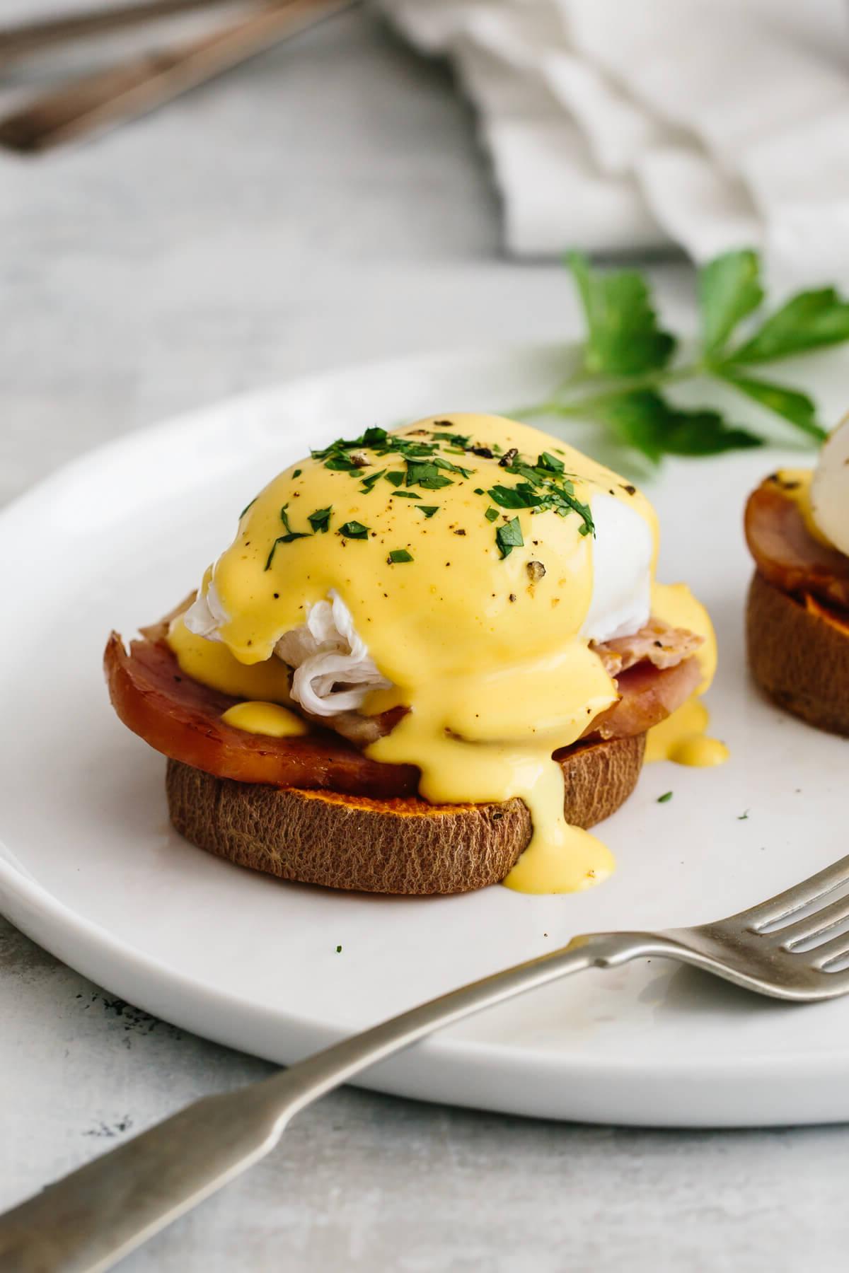 30+ Die besten Eierrezepte 2 Gesundes Eggs Benedict auf einem Teller.