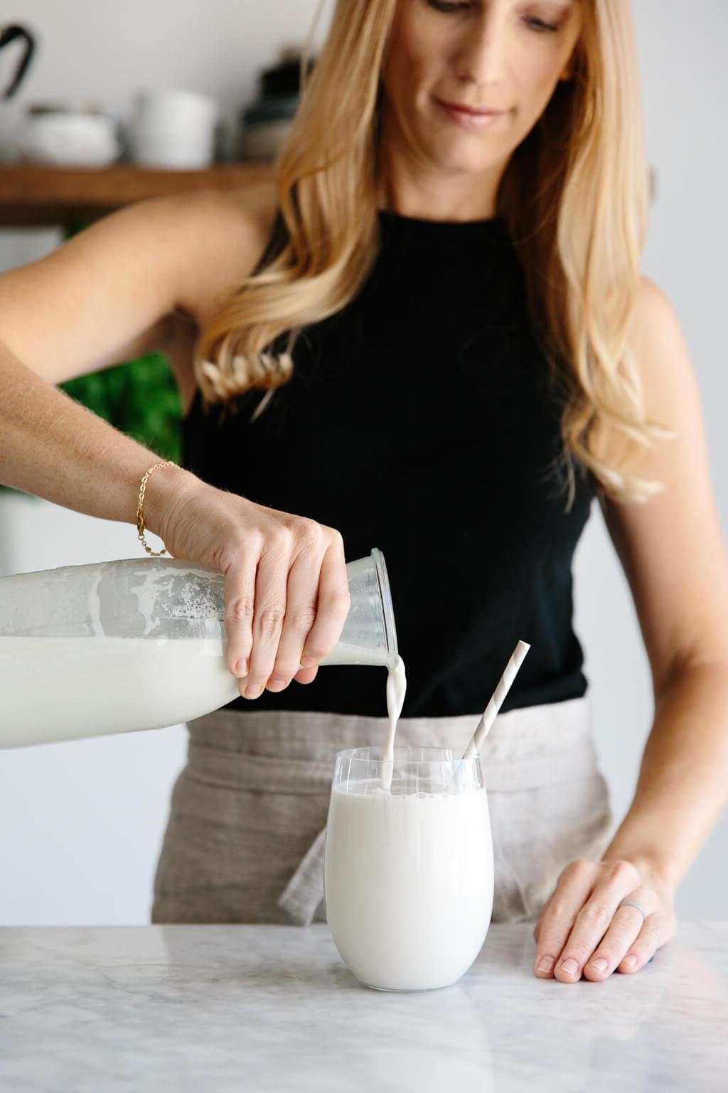 Kaschumilch ist eine köstliche und cremige milchfreie vegane Nussmilch. Und im Gegensatz zu Mandelmilch muss sie nicht abgesiebt werden, was sie noch einfacher macht! Ein Glas selbstgemachter Kaschumilch wird eingeschenkt, das die cremige Textur der veganen Milchalternative zeigt.
