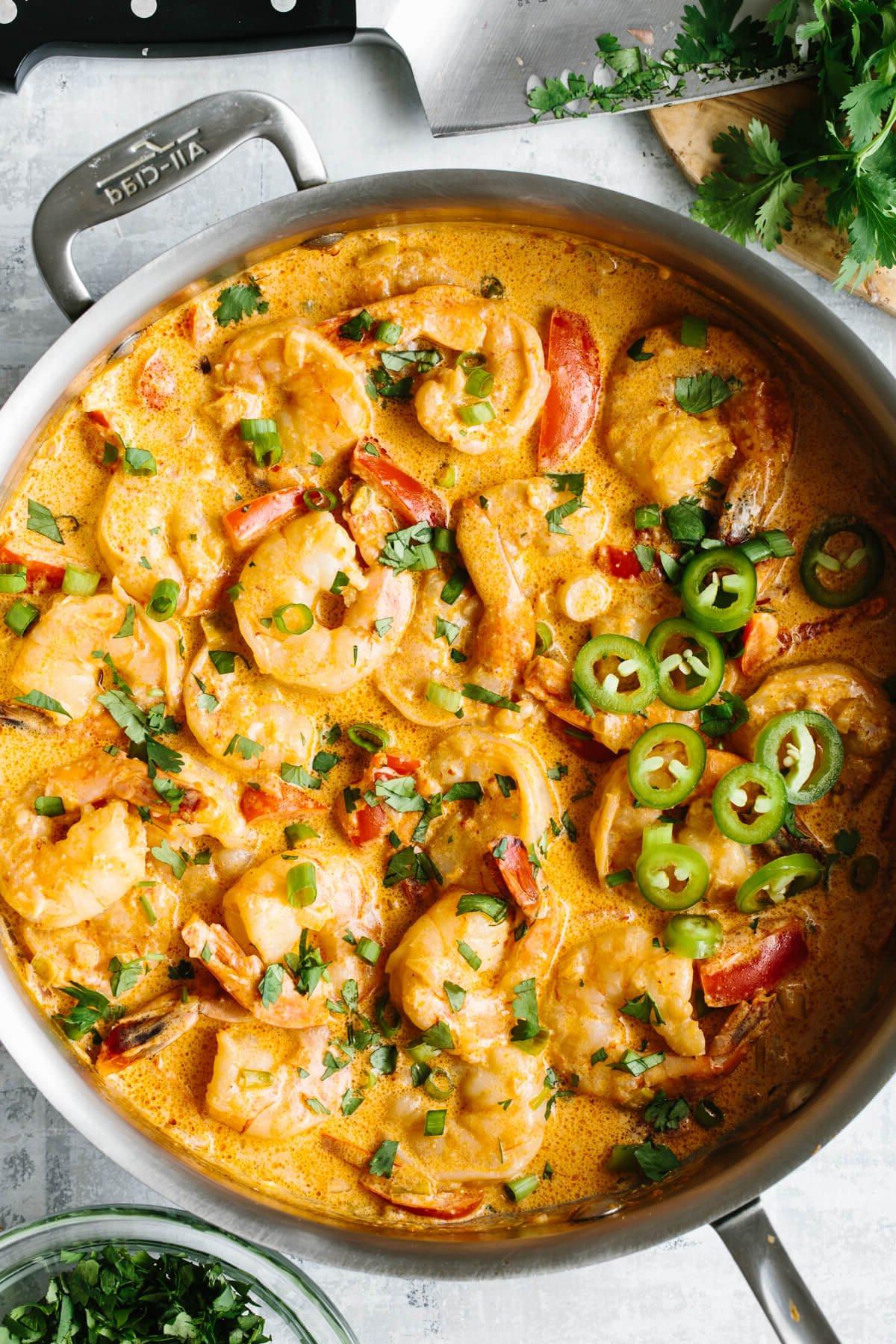 40+ beste glutenfreie Rezepte 2 Cremige Chipotle-Garnelen in einer Sauteuse mit Garnitur.