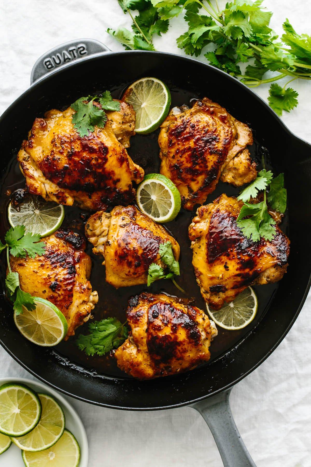 10+ Beste Hähnchenschenkel-Rezepte 2 Sechs gekochte Hähnchenschenkel mit Koriander-Limetten-Geschmack in einer Bratpfanne.