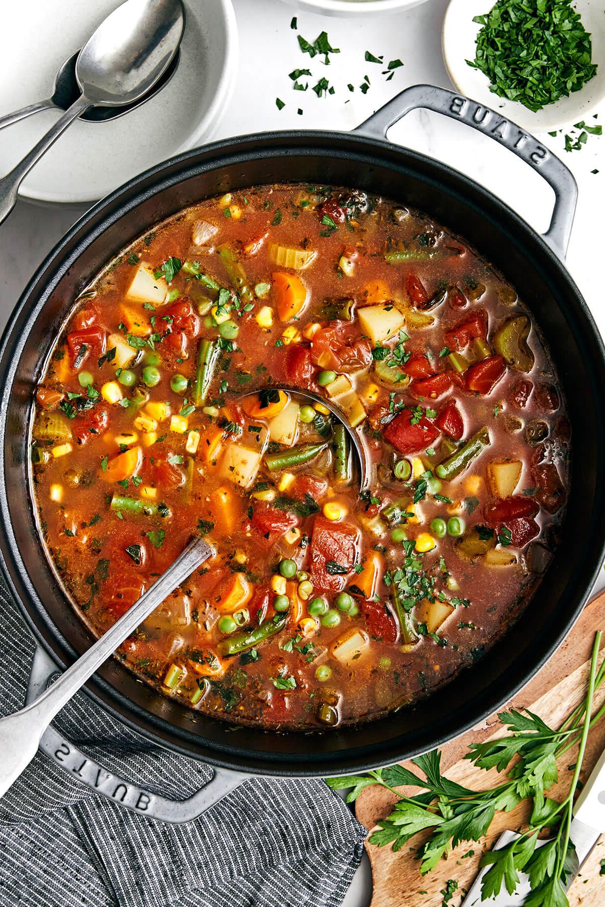 20+ Beste Suppenrezepte für Körper und Seele 2 Ein großer Topf Gemüsesuppe