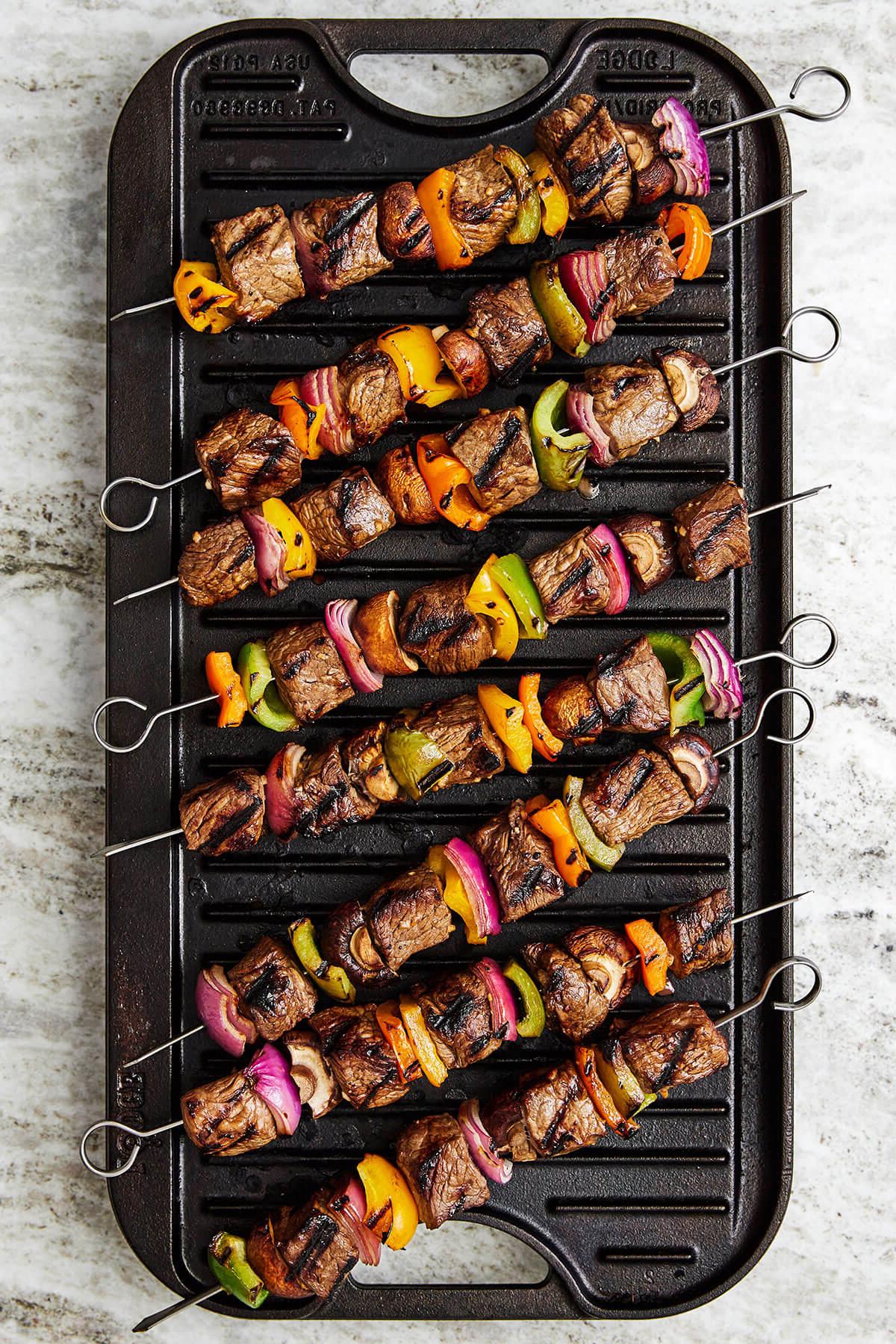 15+ einfache Grillrezepte für den Sommer 2 Gegrillte Rindfleisch-Schisch-Kebabs