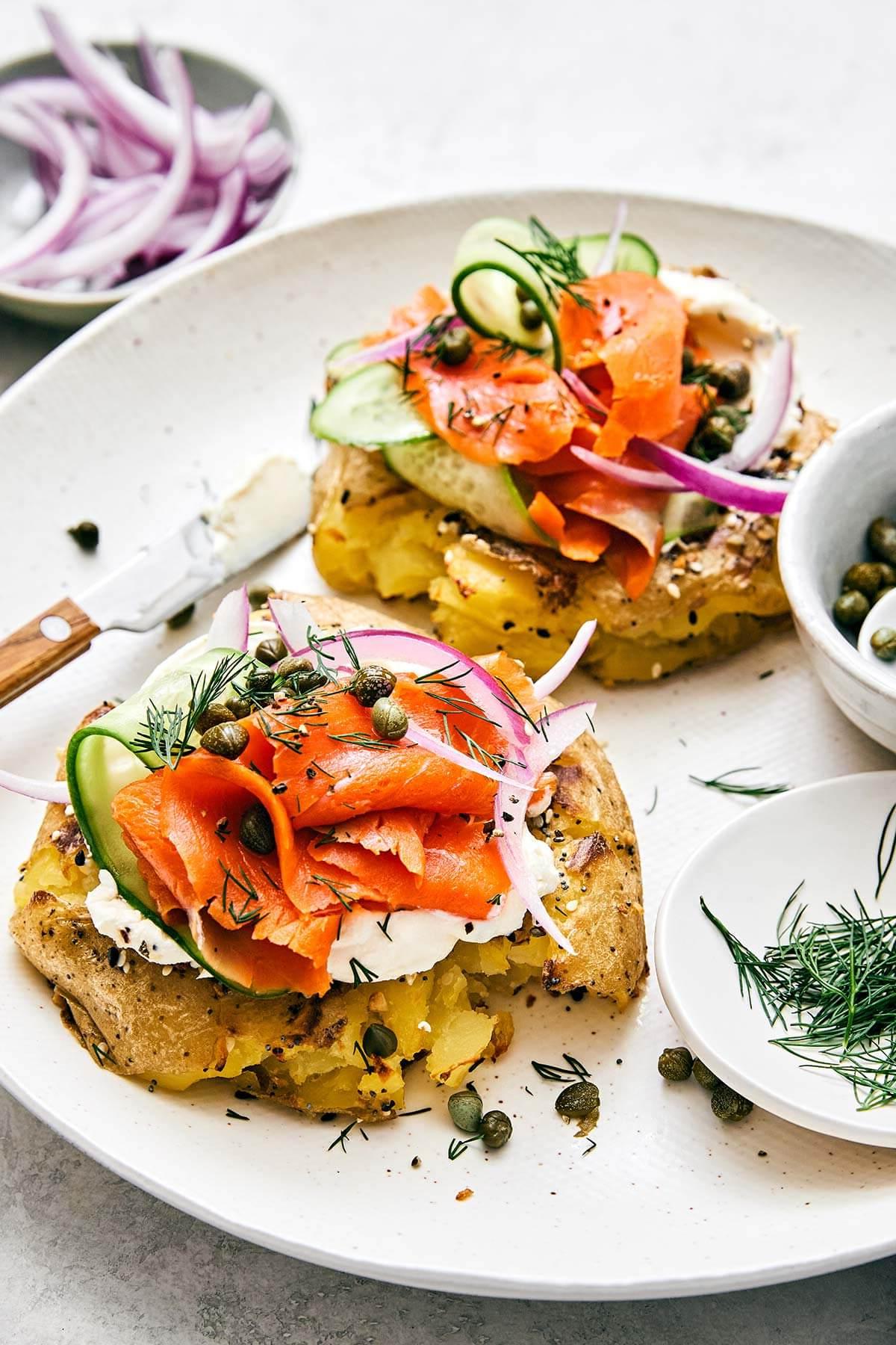 Über 40 Beste Gesunde Frühstücksideen 2 Zerschlagene Kartoffeln mit Lachs-Topping.