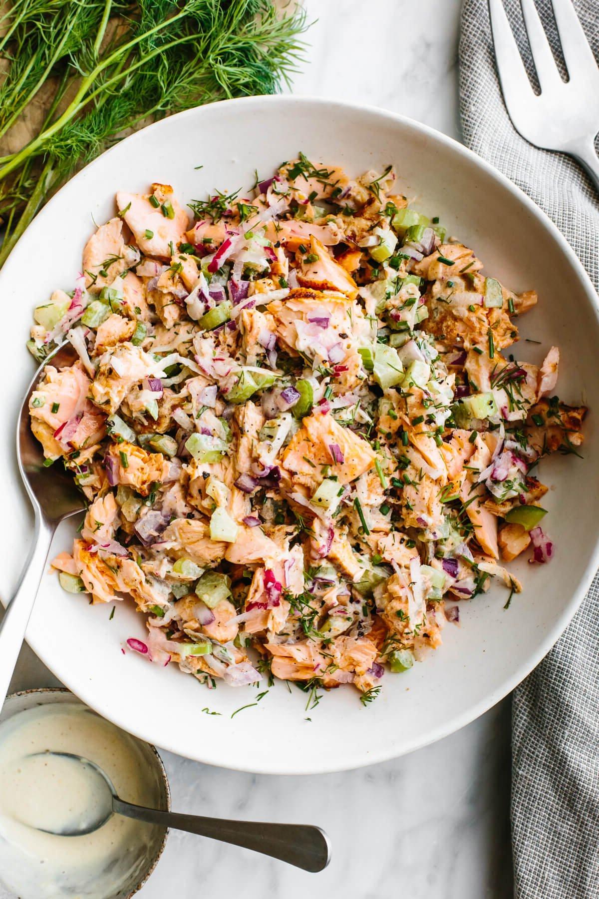 Die besten Lachsrezepte, einschließlich gegrilltem, gebackenem, geräuchertem und in der Pfanne gebratenem Lachs für einfache und gesunde Mahlzeiten! Lachssalat in einer großen weißen Schüssel
