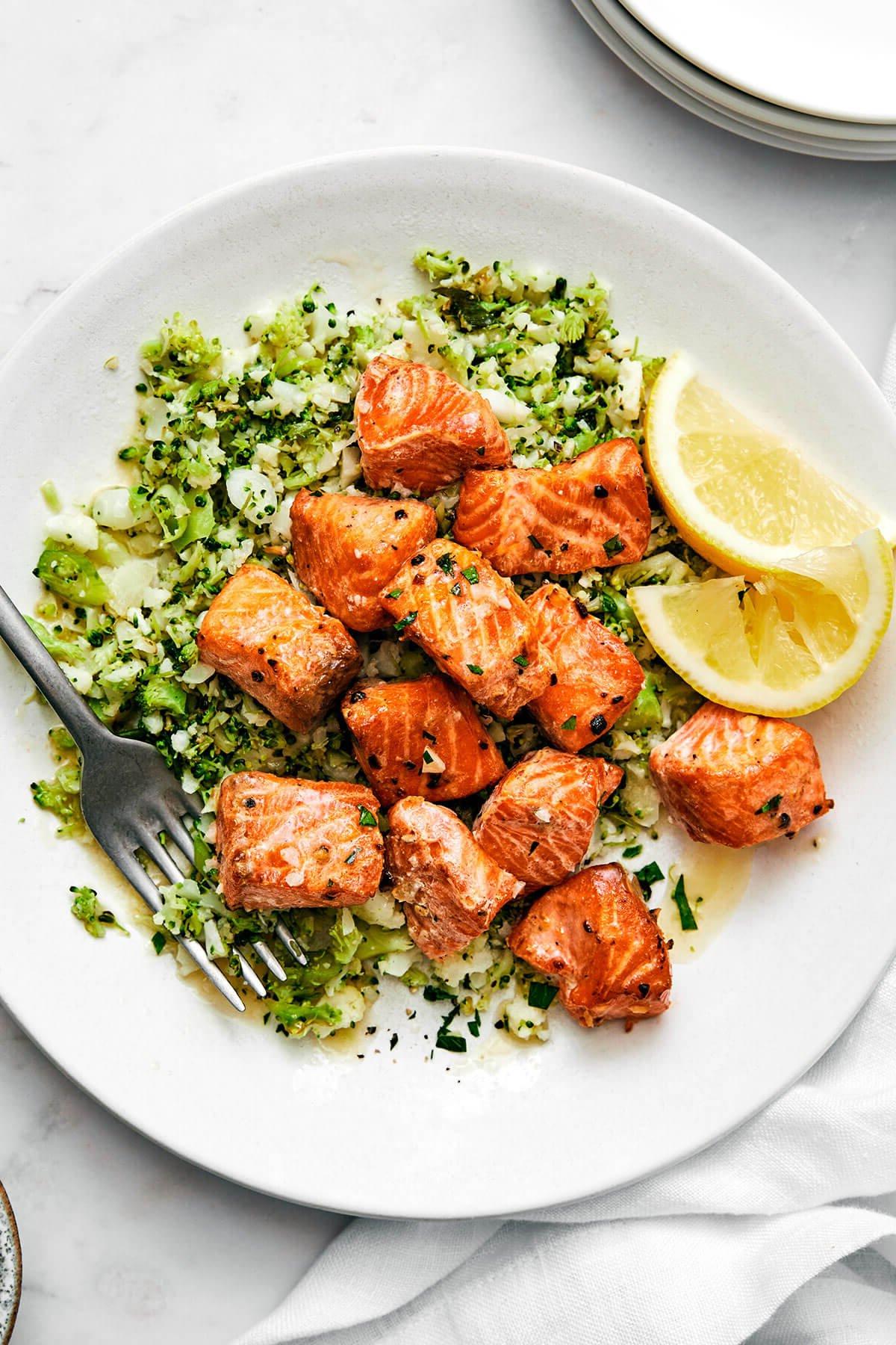 Einfache Heißluftfritteusen-Rezepte zum Immer-wieder-Zubereiten 2 Air fryer salmon bites with broccoli rice