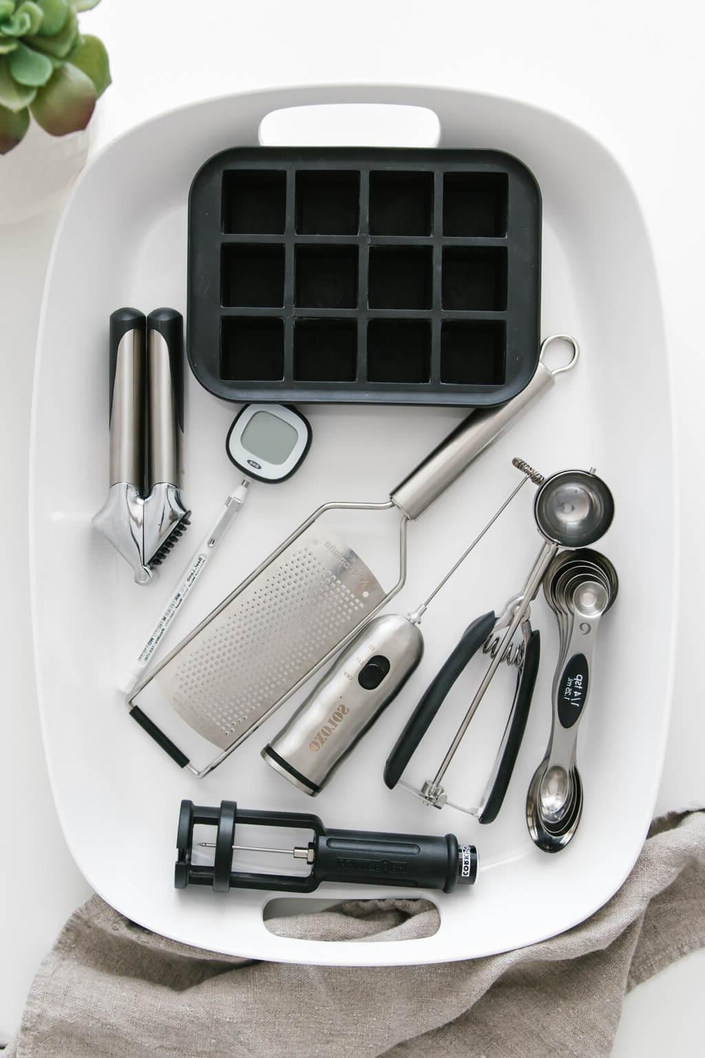 Ich stelle meine 8 liebsten und sehr nützlichen Küchenhelfer vor, die ich als unverzichtbar betrachte. Sie sind minimalistisch, einfach und werden Ihr Leben in der Küche erleichtern. Perfekt für eine minimalistische, organisierte und aufgeräumte Küche!