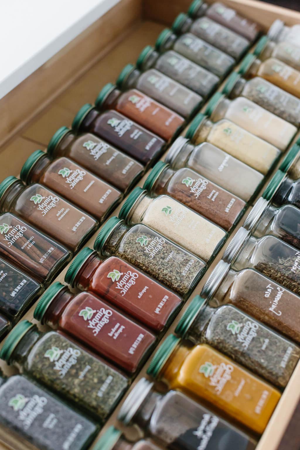 Eine perfekt organisierte Gewürzschublade mit quadratischen Simply Organic Gewürzgläsern, übersichtlich angeordnet in gestuften Einsätzen für leichte Zugänglichkeit und Frische. Wesentlich für gesunde, geschmackvolle Rezepte. #GewürzOrganisation #Gewürzschublade #Gewürzregal #Küchenorganisation #Küchenideen