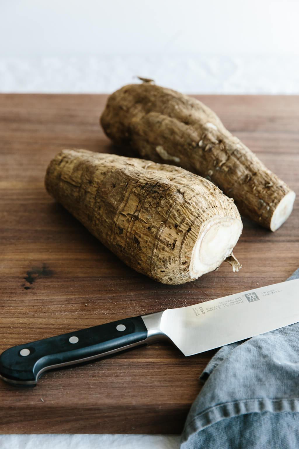 Pfeilwurzelpulver ist ein vielseitiges Verdickungsmittel und wird häufig in der glutenfreien und Paleo-Küche verwendet. Entdecken Sie 5 wichtige Dinge, die Sie über Arrowroot-Pulver wissen müssen.