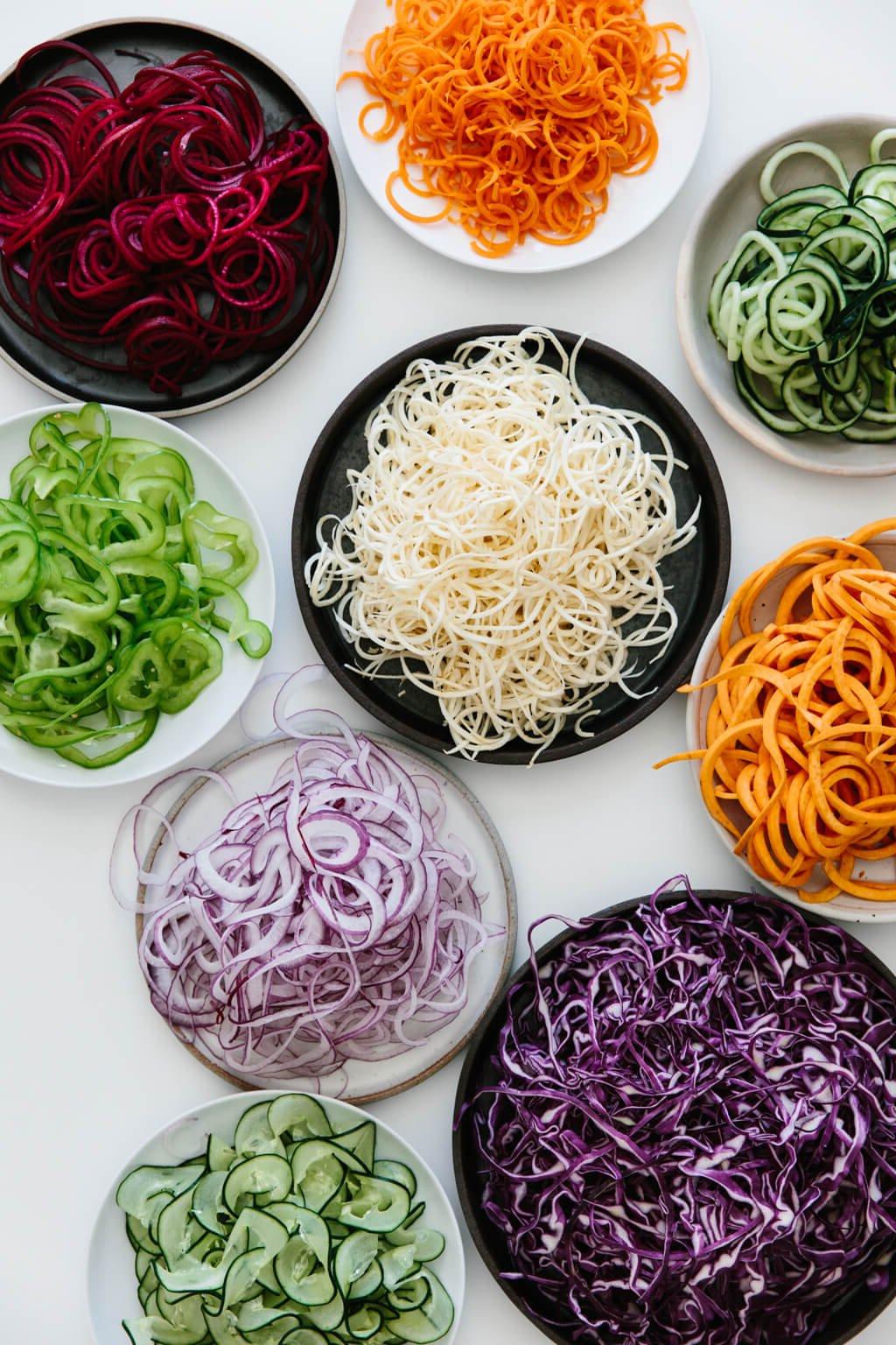Der Spiralizer ist eines meiner Lieblingsküchengeräte. Hier sind meine bevorzugten Gemüsesorten zum Spiralisieren, Spiralizer-Tipps und Rezepte. Lernen Sie, wie man spiralisiert – es ist ganz einfach!