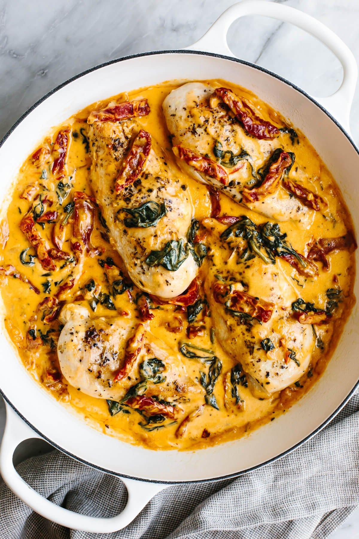 Die 20+ besten Hähnchenbrust-Rezepte 2 Eine Pfanne mit toskanischem Hähnchen