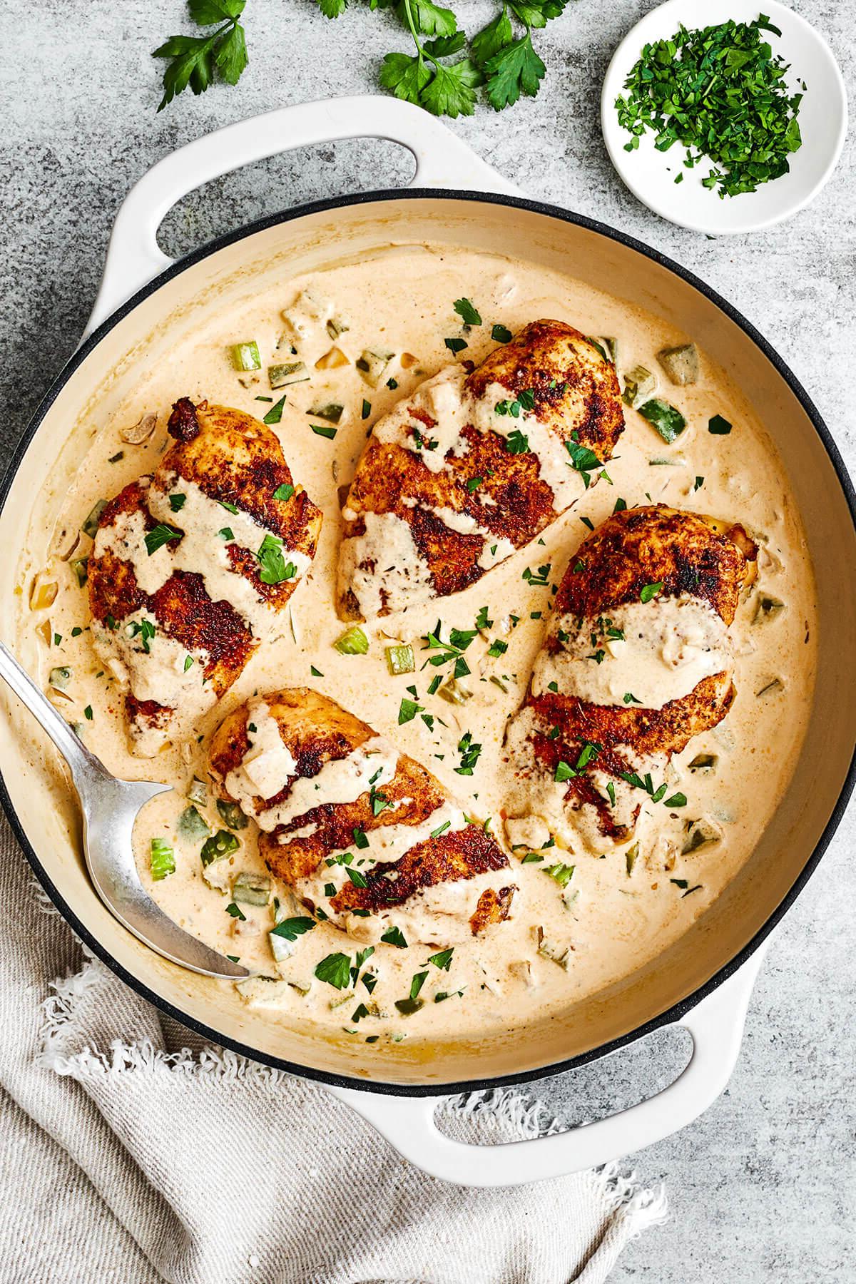 50+ Beste Einfache Abendessen Ideen 2 Eine große Pfanne mit cremigem Cajun-Hähnchen