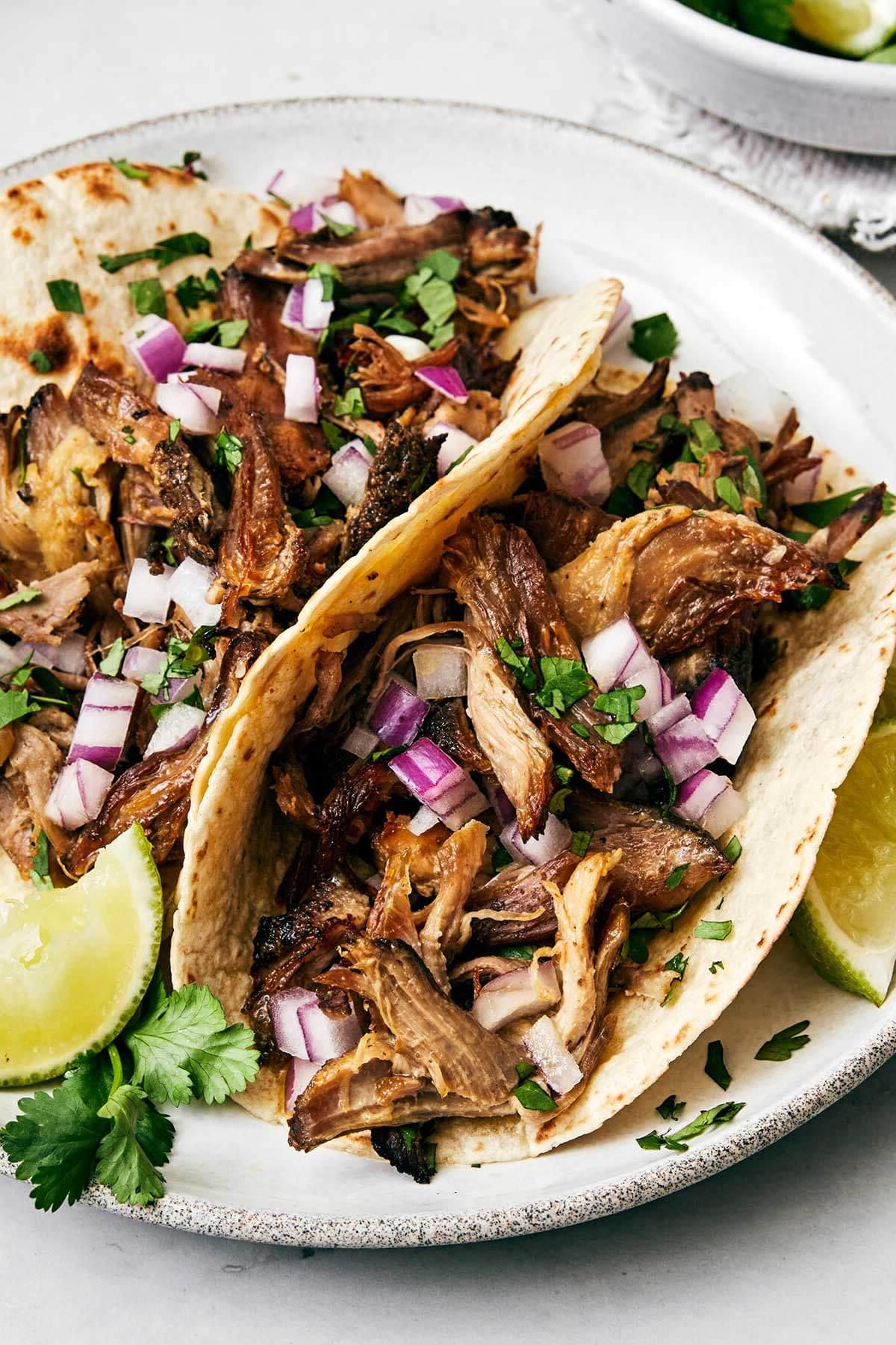 30+ Mexikanische Rezepte – Perfekt für den Cinco de Mayo 2 Ein Teller mit Carnitas Tacos.