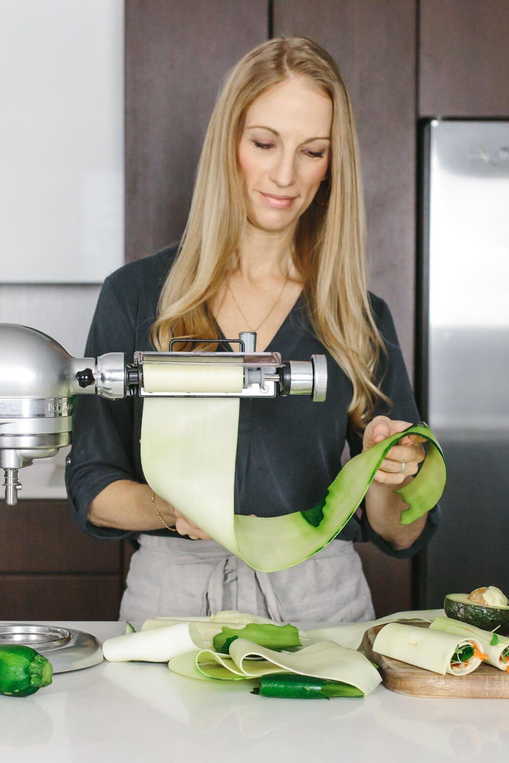 Der KitchenAid Gemüseschneider in Aktion: Perfekt für gesunde und glutenfreie Rezepte.