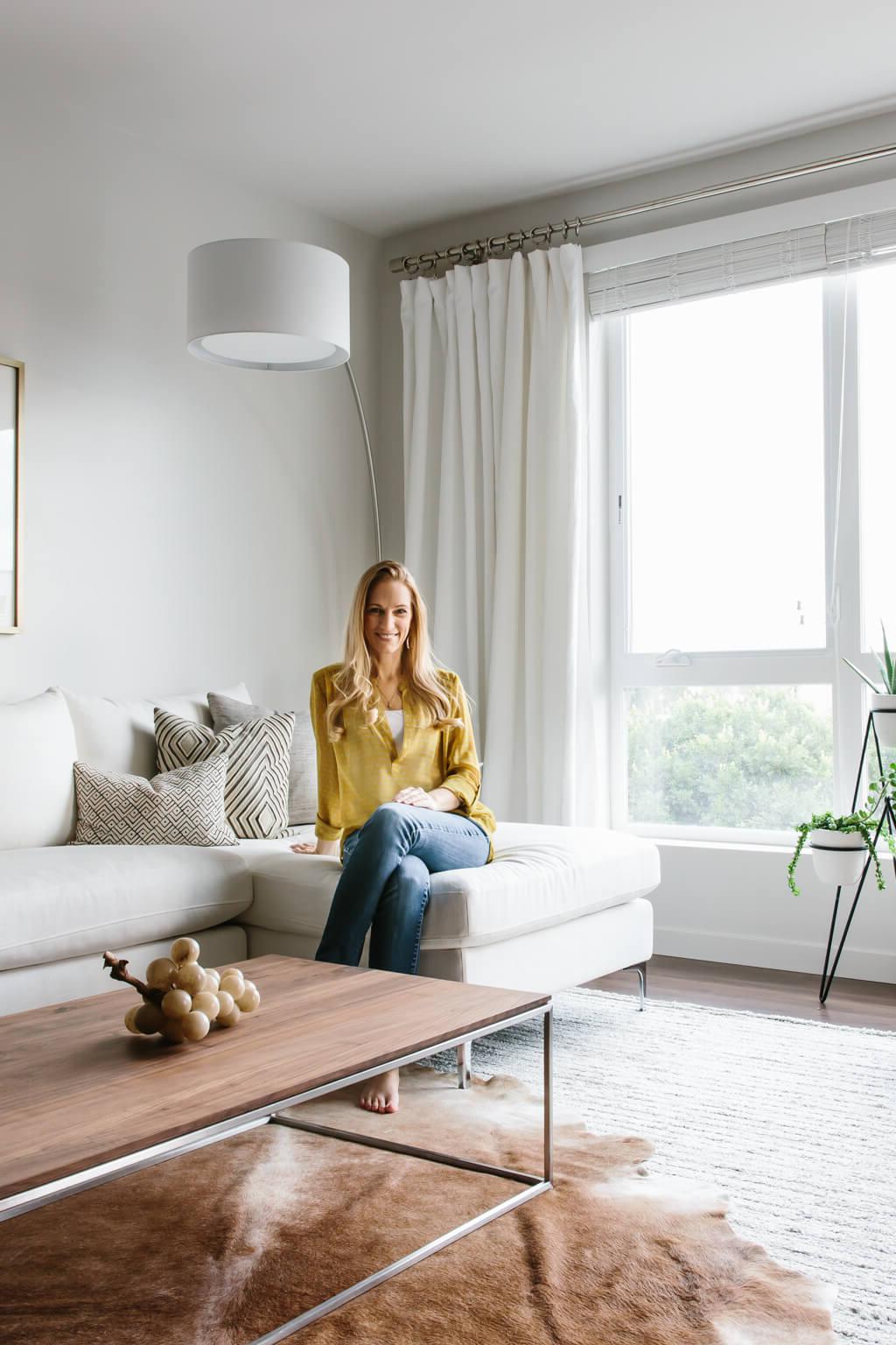 Tour durch mein modernes, minimalistisches Wohnzimmer. Mein Einrichtungsstil ist eine Mischung aus Minimalismus, Mid-Century Modern, Skandinavien und SoCal-Flair. Helle, offene Raumgestaltung mit viel Tageslicht.