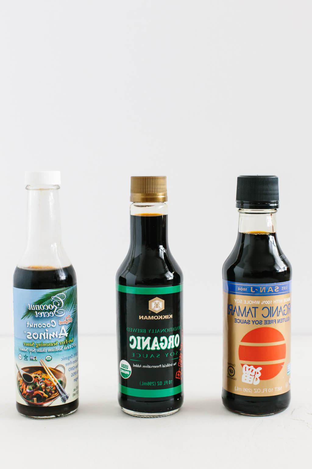 Tamari gegen Sojasauce gegen Kokosaminos 2 Tamari ist eine hervorragende glutenfreie Sojasaucen-Alternative. Aber was ist Tamari? Und wie unterscheidet es sich von Sojasauce und Kokosnuss-Aminos? Ich erkläre es Ihnen.
