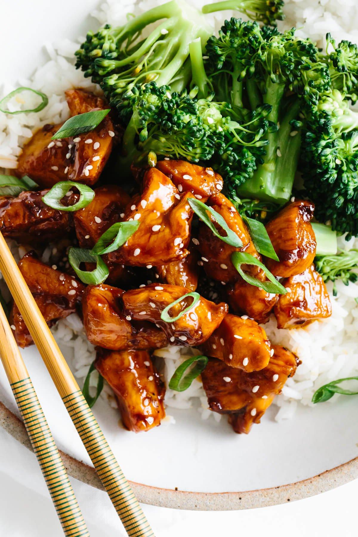 30 gesunde Rezepte in 30 Minuten oder weniger 2 Teriyaki-Hähnchen auf Reis und gedämpftem Brokkoli.