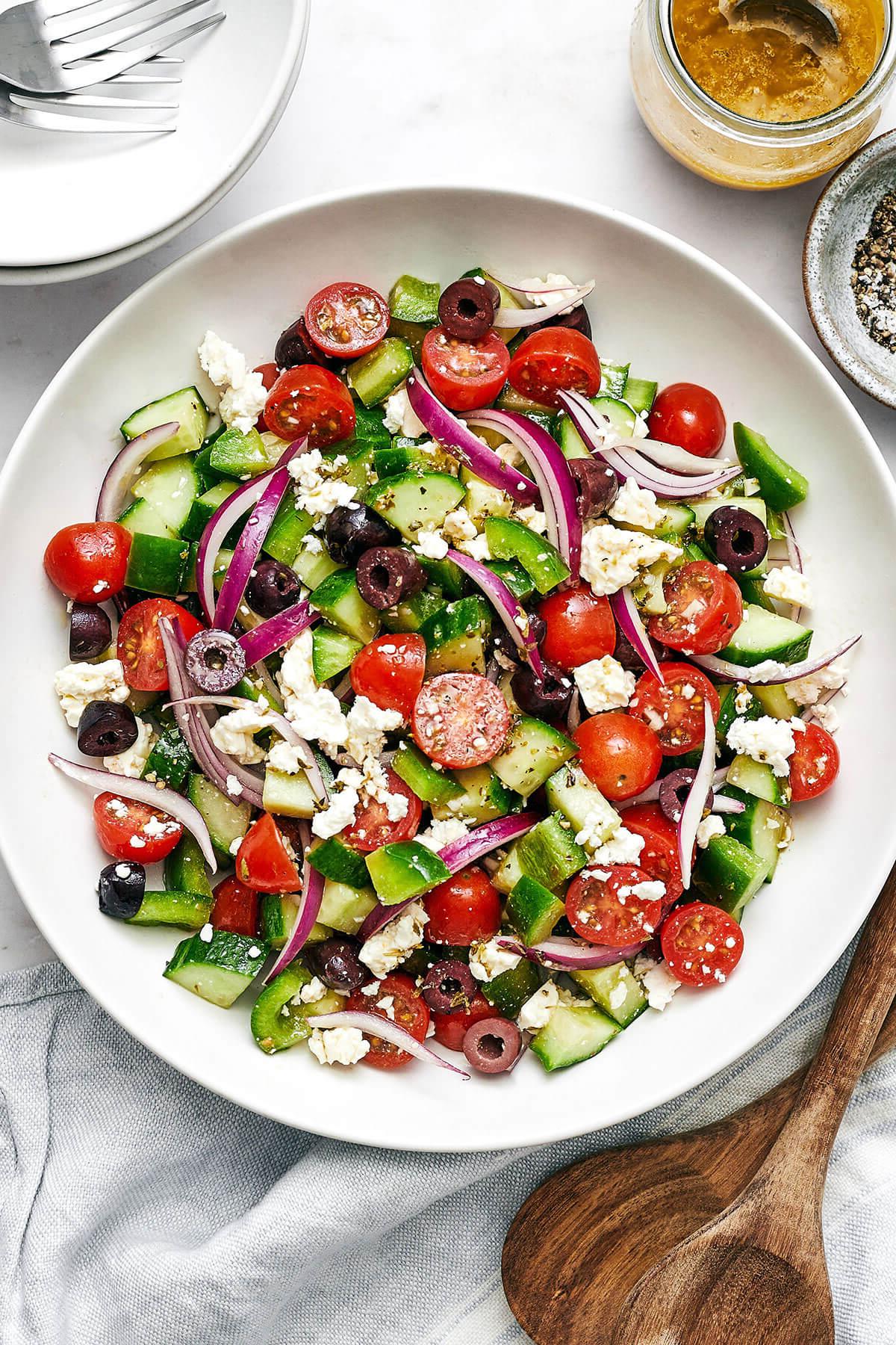 Die 60+ besten Mittelmeer-Diät-Rezepte 2 Eine große Schüssel griechischer Salat