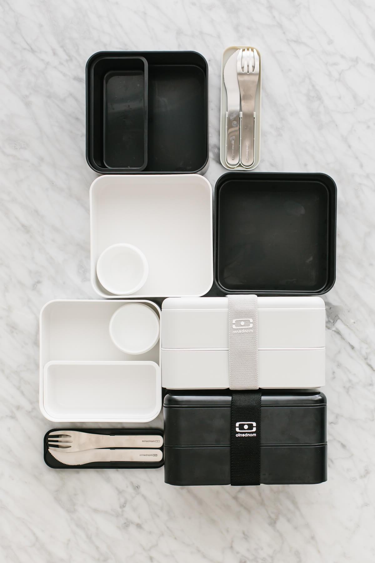 Eine Reihe leerer Bento-Box-Behälter auf einer Küchentheke.