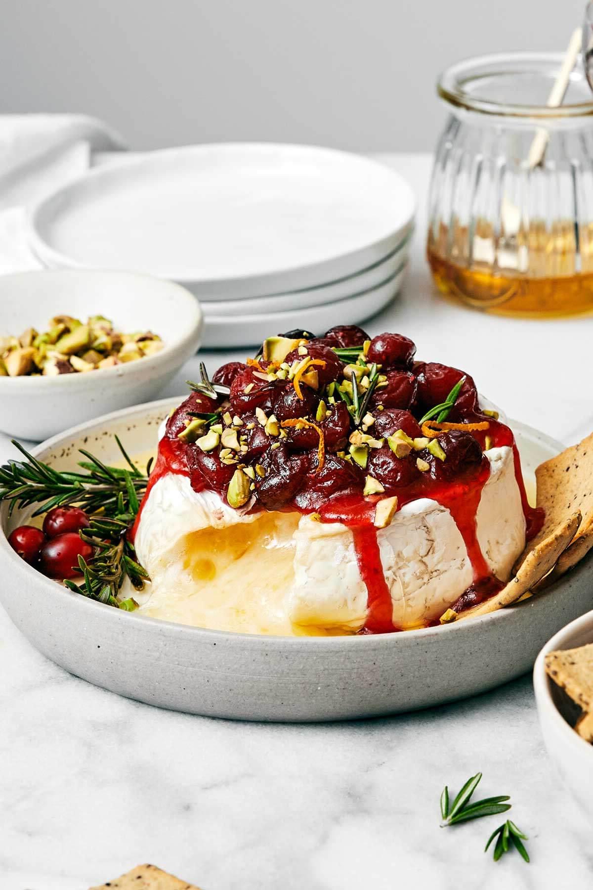Leckere Ideen zur Verwendung von Preiselbeersaucen-Resten 2 Preiselbeersauce gebackener Brie mit Preiselbeersauce
