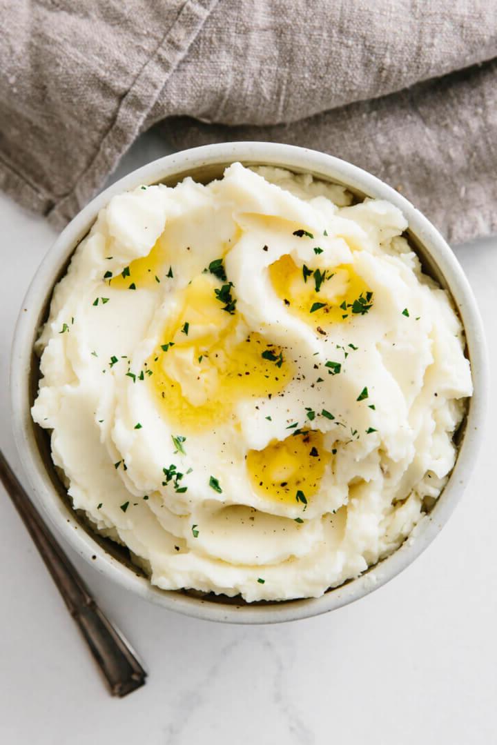 Thanksgiving Menü und Rezepte 7 Kartoffelpüree in einer Schüssel, gekrönt mit Butter.