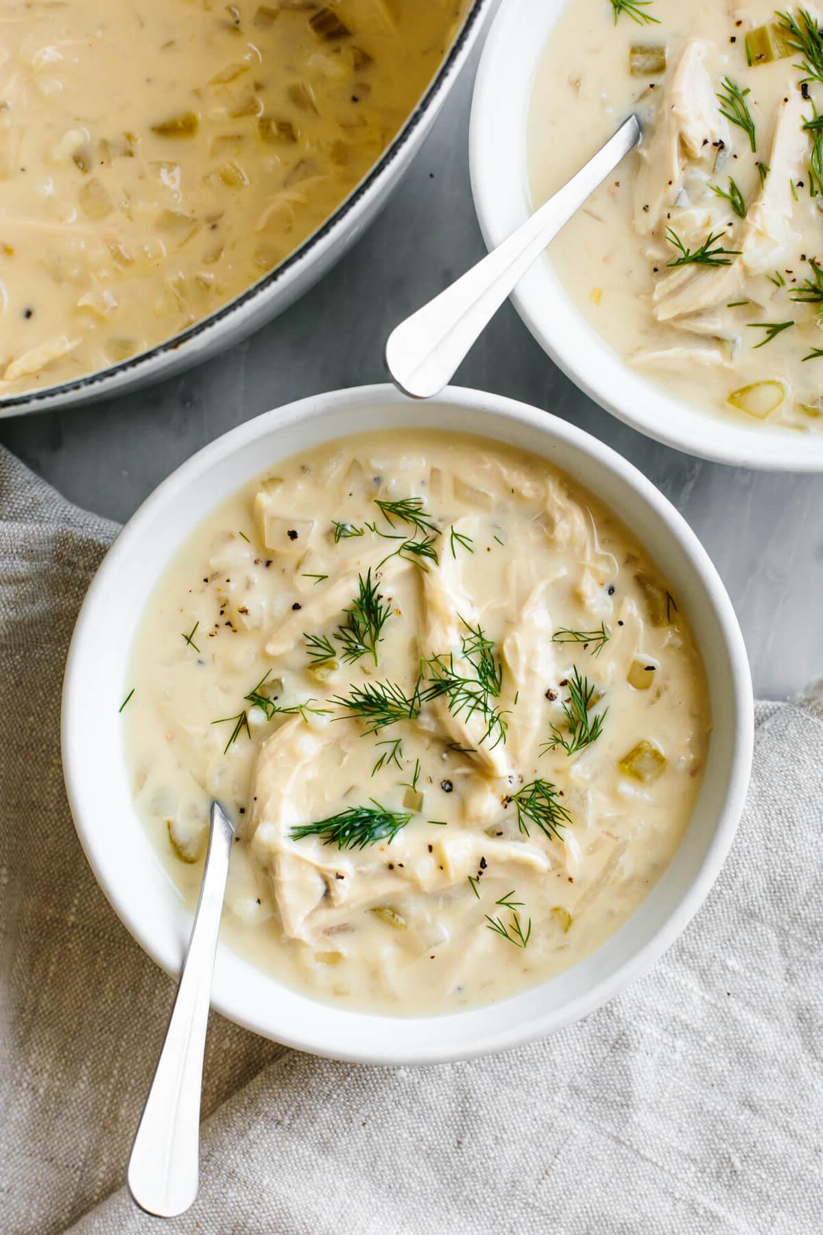20+ Beste Suppenrezepte für Körper und Seele 11 Avgolemono-Suppe in einer weißen Schale mit einem Löffel