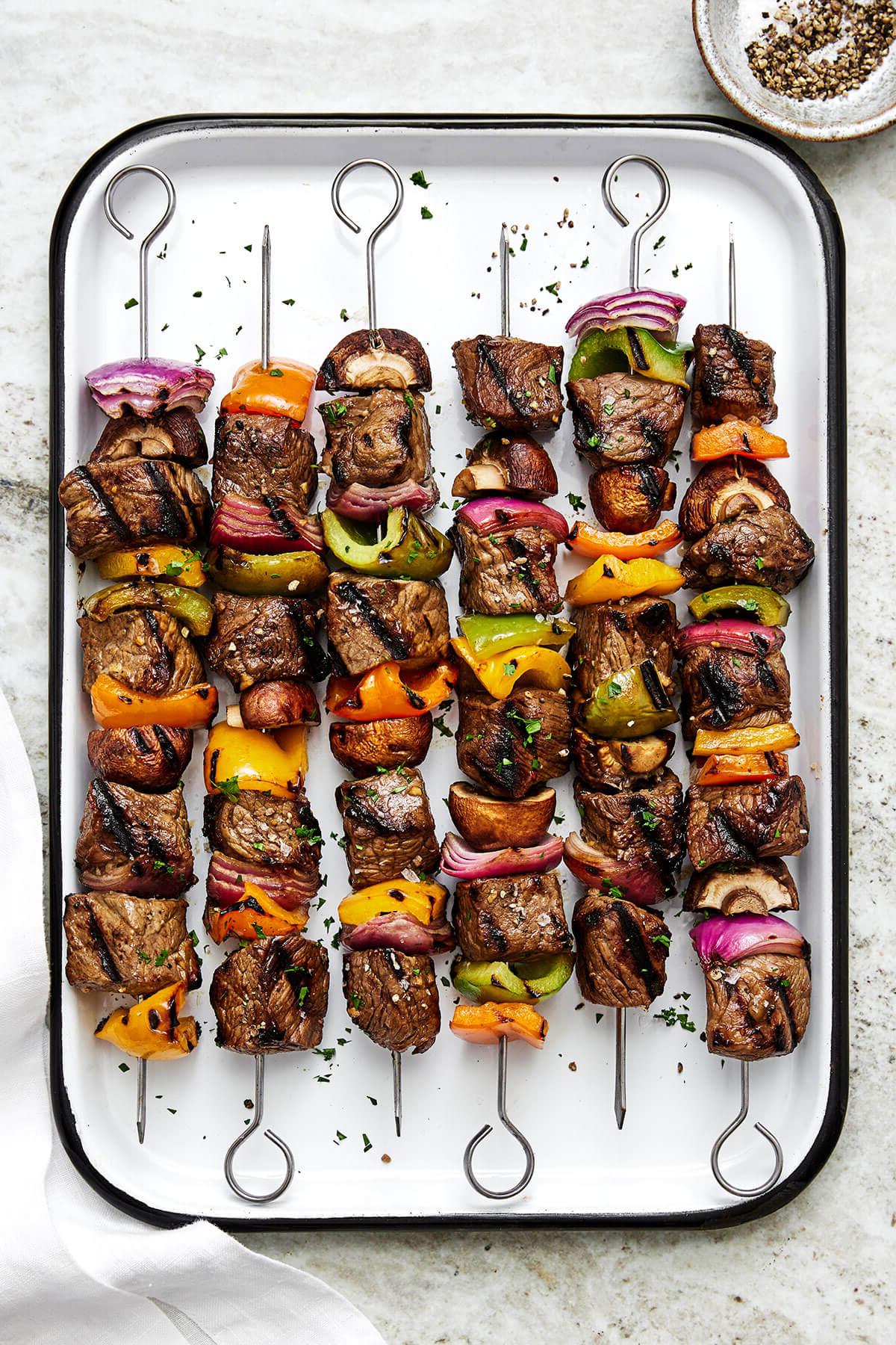 15+ einfache Grillrezepte für den Sommer 11 Rindfleisch-Schisch-Kabobs auf einem Tablett