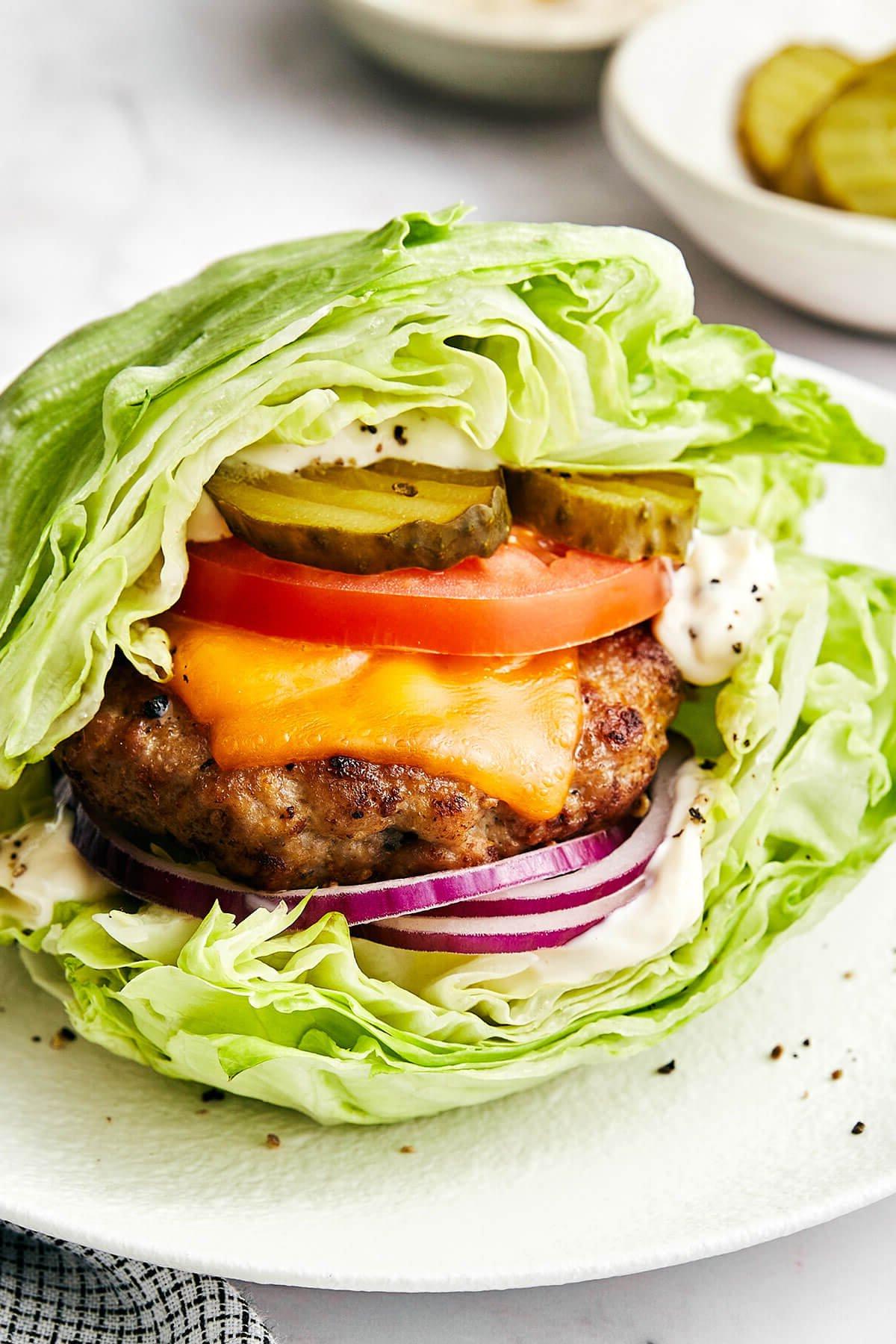 Top 10 Rezepte 2023 11 Truthahn-Burger im Salatblatt, angerichtet und appetitlich aussehend