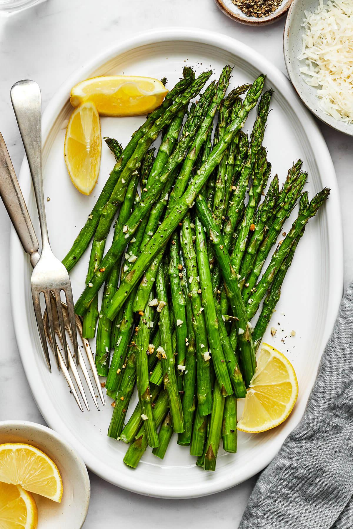 Einfache Heißluftfritteusen-Rezepte zum Immer-wieder-Zubereiten 11 A plate of air fryer asparagus