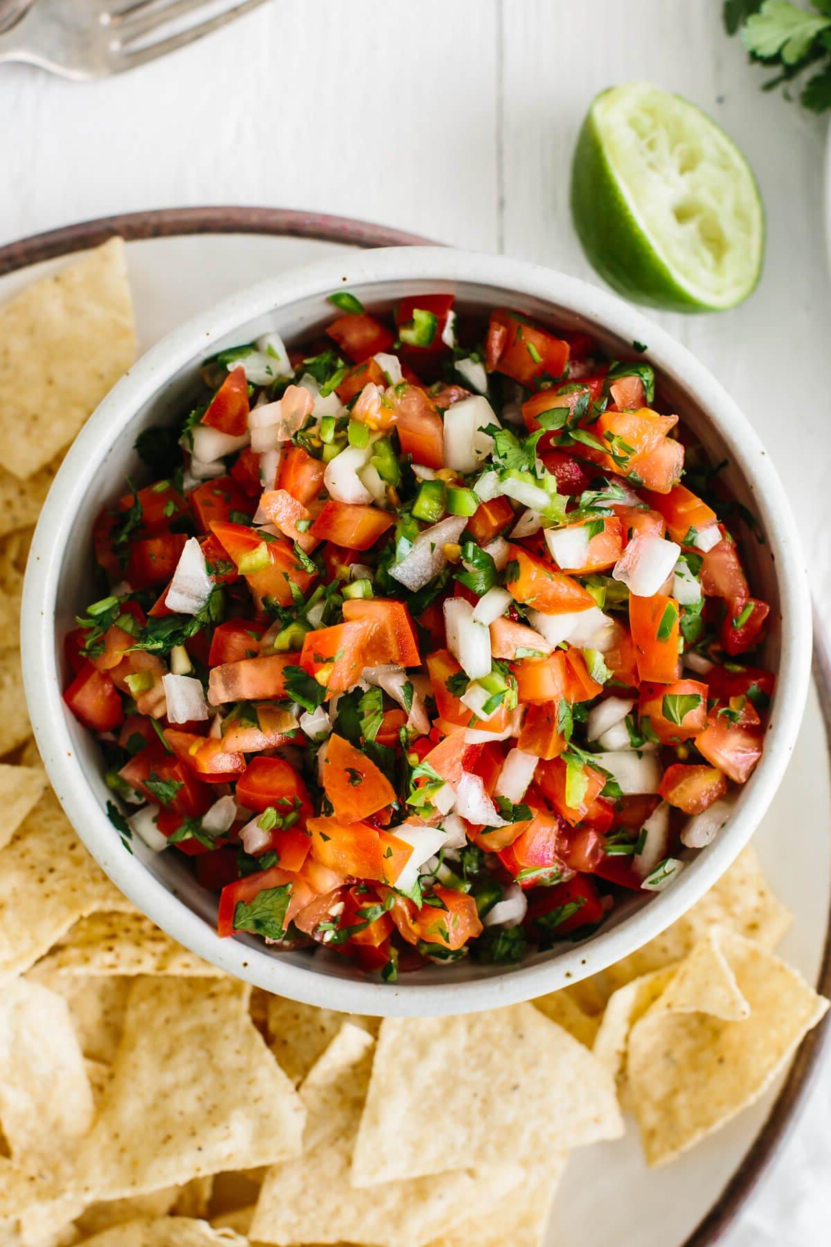 Pico de Gallo in einer Schüssel neben Chips.