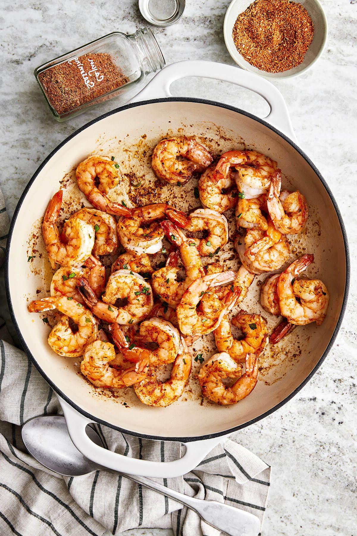 10+ beste Garnelenrezepte 11 Cajun-Garnelen in einer Pfanne.