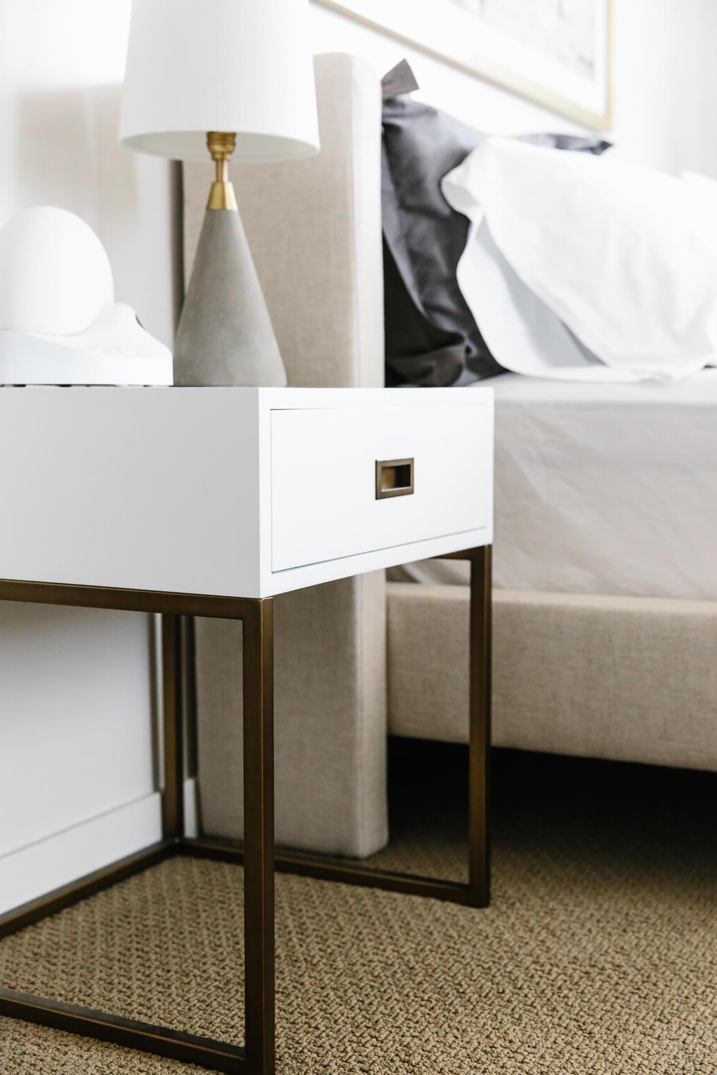 Mein modernes und minimalistisches Schlafzimmerdesign und -dekor. Mein Einrichtungsstil ist eine Mischung aus Minimalismus, Mid-Century Modern, Skandinavien und SoCal-Flair.