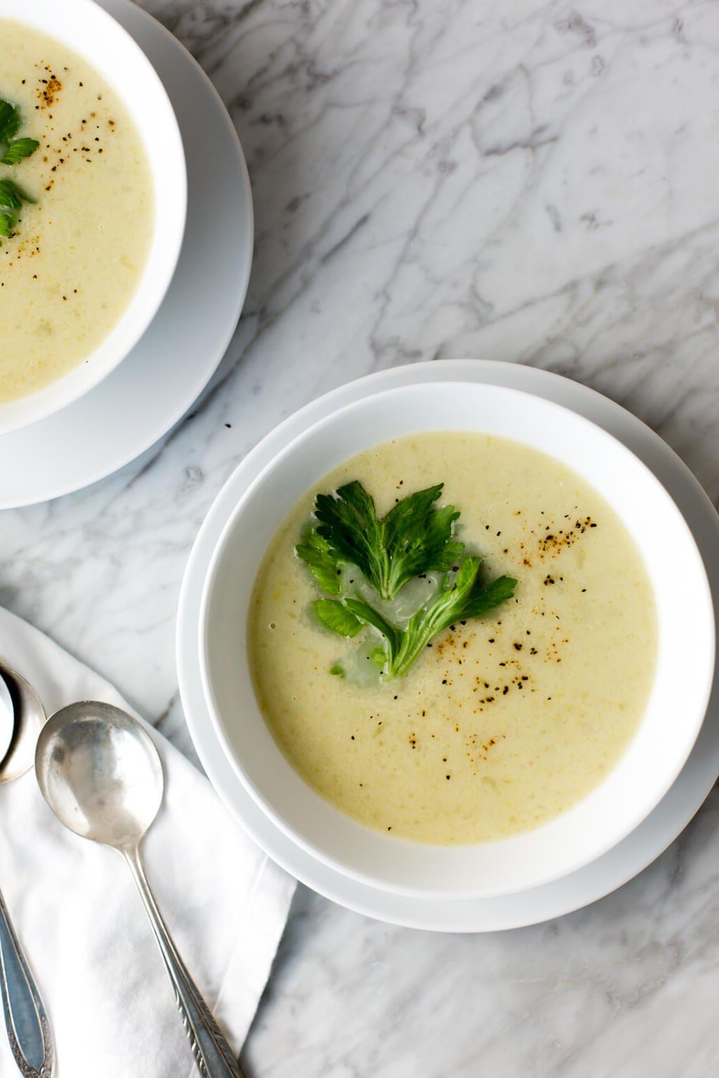 (milchfrei) Diese cremige Selleriesuppe ist gesund, leicht und frisch. Sie ist von Natur aus vegan, glutenfrei, milchfrei und paleo.
