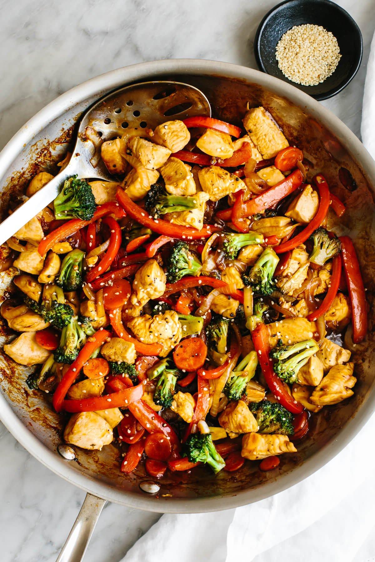 30 gesunde Rezepte in 30 Minuten oder weniger 11 Hähnchen-Wok-Gericht in einer Pfanne.