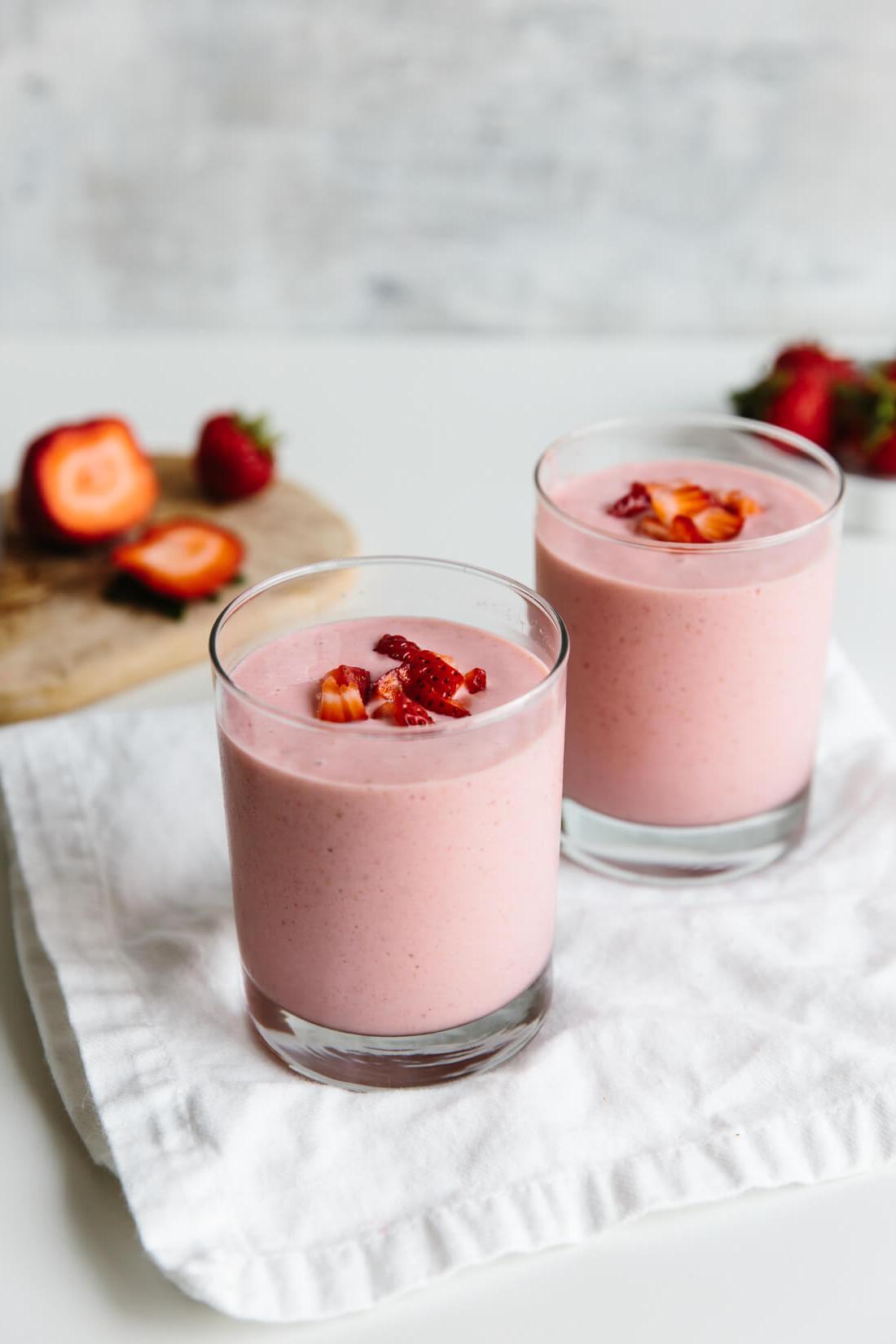 Dieser erfrischende Erdbeer-Bananen-Smoothie wird aus nur vier einfachen Zutaten hergestellt – frischen Erdbeeren, einer reifen Banane, Milch und cremigem Joghurt. Er ist der perfekte gesunde Start in den Tag oder ein schneller, nahrhafter Snack für zwischendurch.