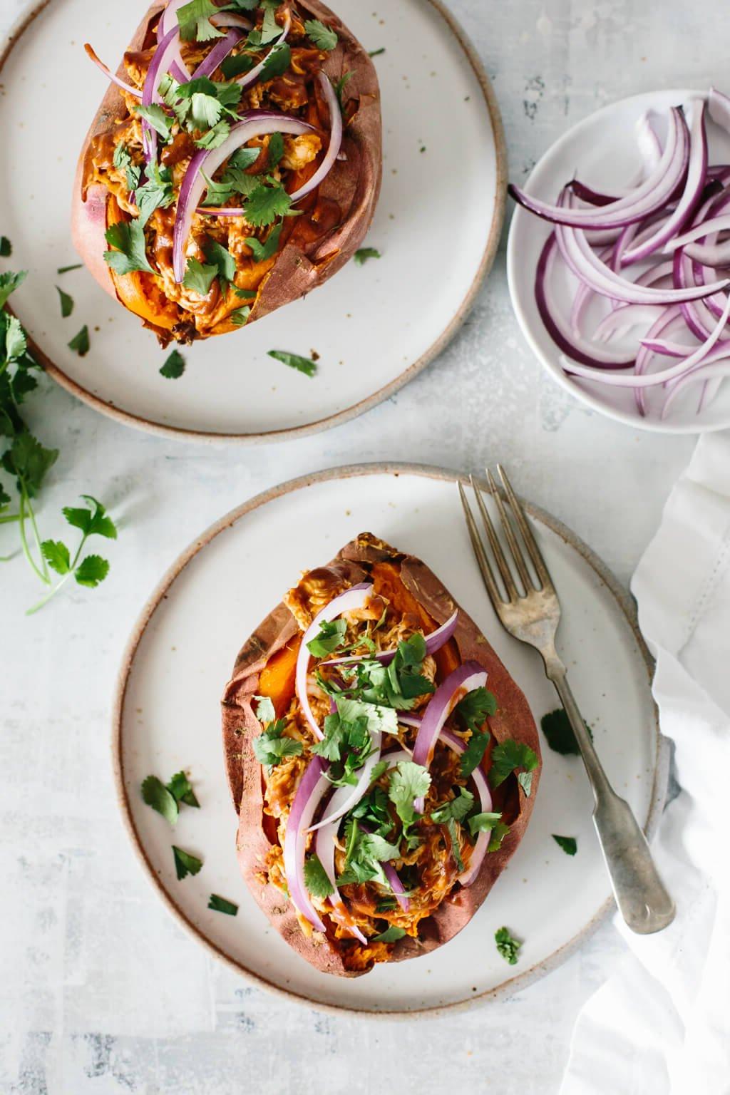 Über 15 Süßkartoffel-Rezepte zum Verlieben 11 BBQ Hähnchen gefüllte Süßkartoffeln sind ein gesundes, einfaches, glutenfreies, Paleo- und Whole30-Gericht.