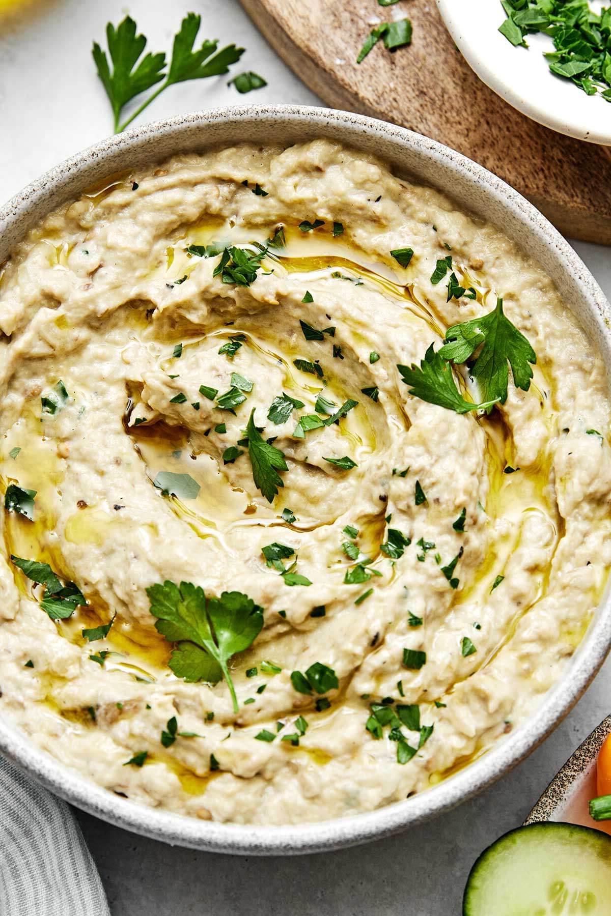 Die 60+ besten Mittelmeer-Diät-Rezepte 11 Baba Ganoush in einer Schüssel.