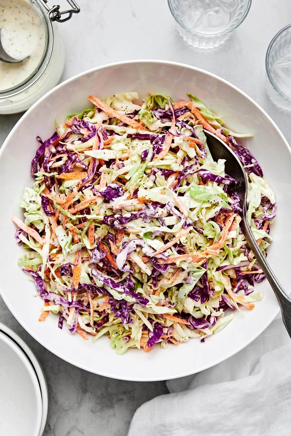 Über 30 festliche Rezepte zum 4. Juli 11 Eine Schüssel cremiger Krautsalat.