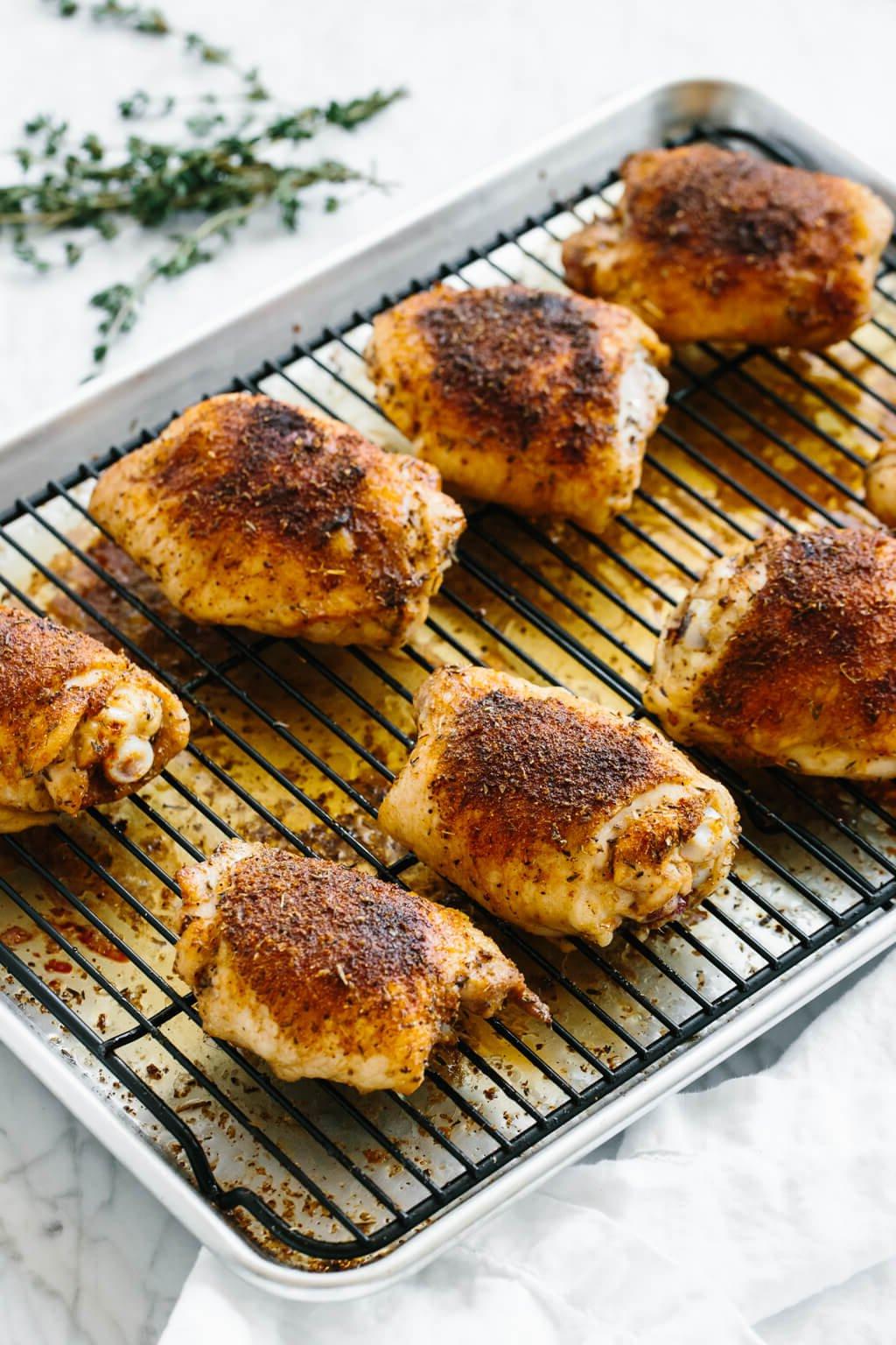 Knusprige, saftige und gesunde gebackene Hähnchenschenkel, perfekt für ein Abendessen unter der Woche!