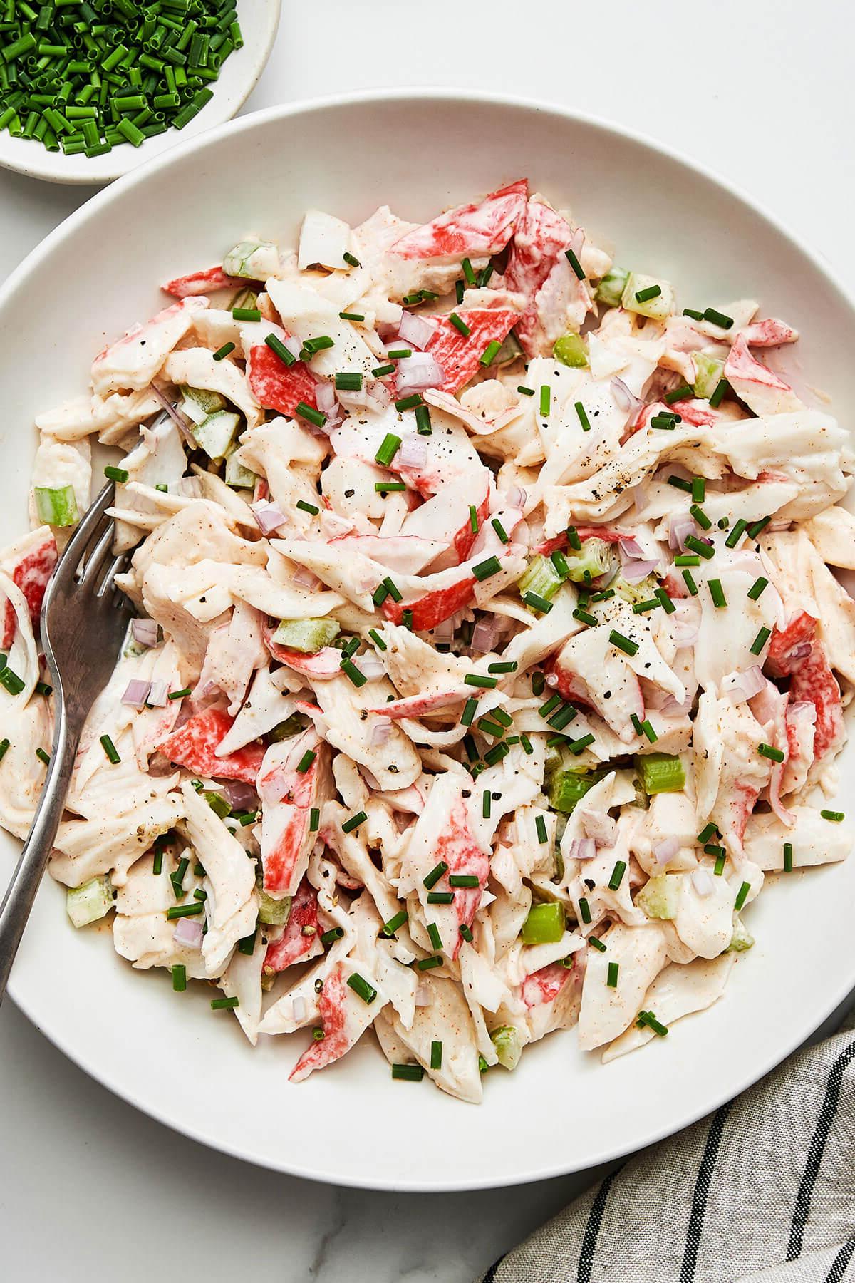 Top 10 Rezepte 2023 12 Eine Schüssel Krabbensalat, cremig und mit frischen Kräutern garniert