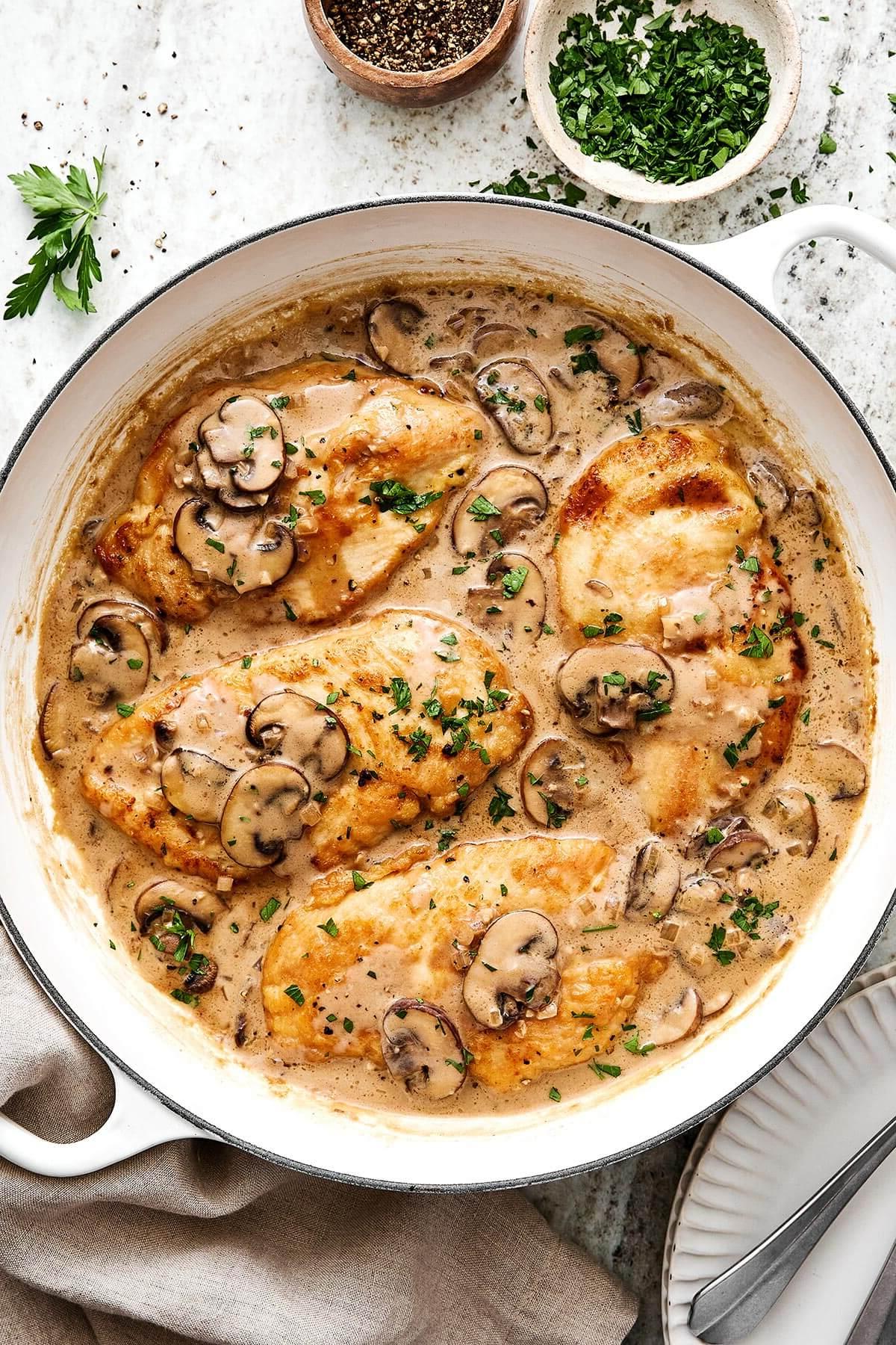 Top 10 Rezepte 2024 12 Hähnchen Marsala in einer Schmorpfanne.