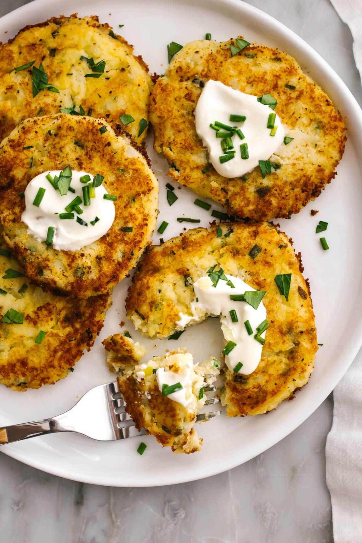 Über 40 Beste Gesunde Frühstücksideen 8 Ein Teller Kartoffelpuffer mit einer Gabel.