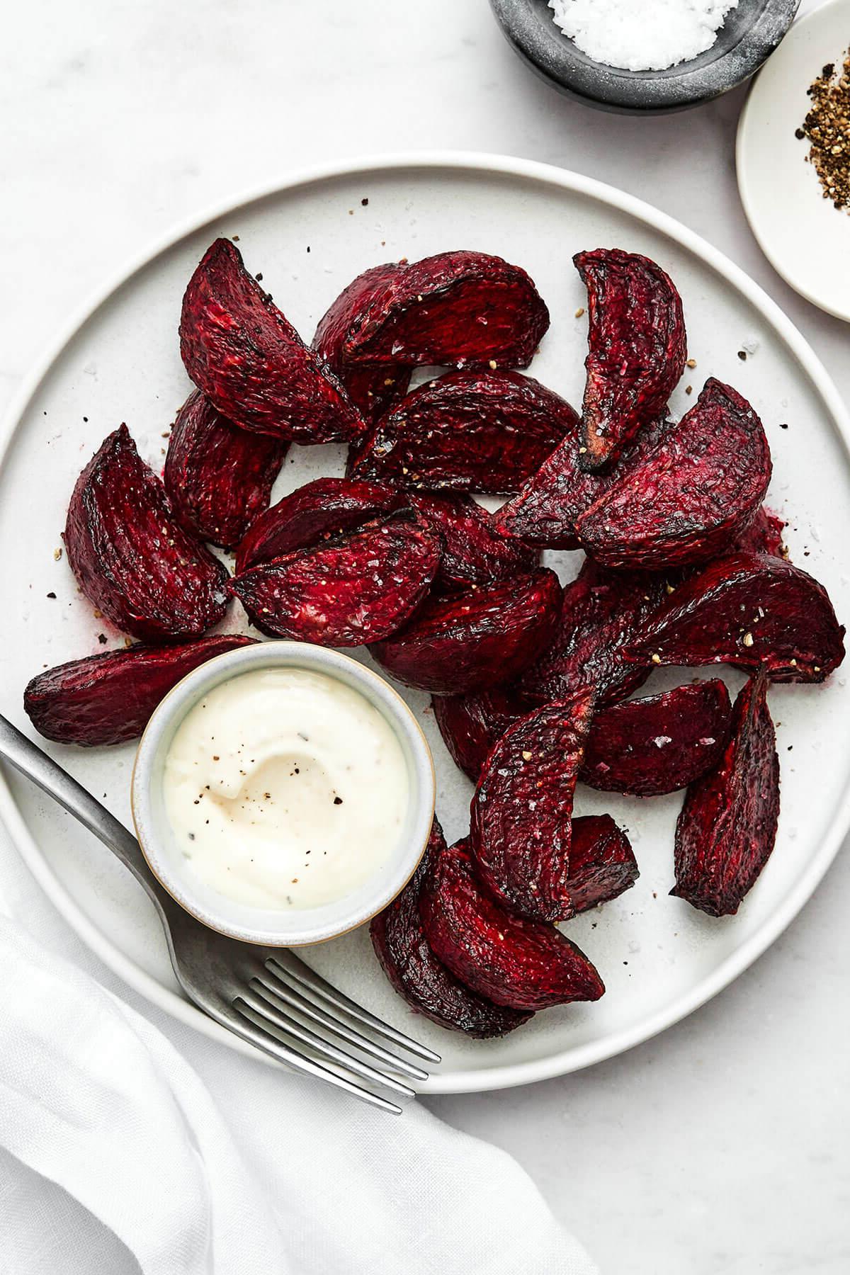 Einfache Heißluftfritteusen-Rezepte zum Immer-wieder-Zubereiten 12 Air fryer beets on a plate
