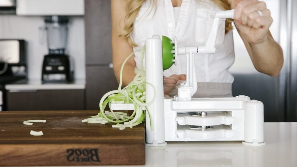 Der Spiralizer ist eines meiner Lieblingsküchengeräte. Hier sind meine bevorzugten Gemüsesorten zum Spiralisieren, Spiralizer-Tipps und Rezepte. Lernen Sie, wie man Apfel spiralisiert.