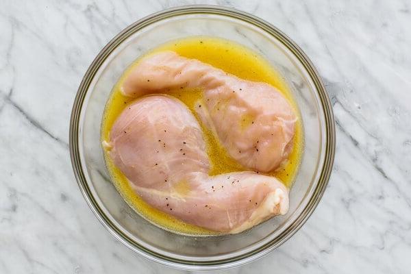 Hähnchen für Mandarin-Hähnchensalat marinieren