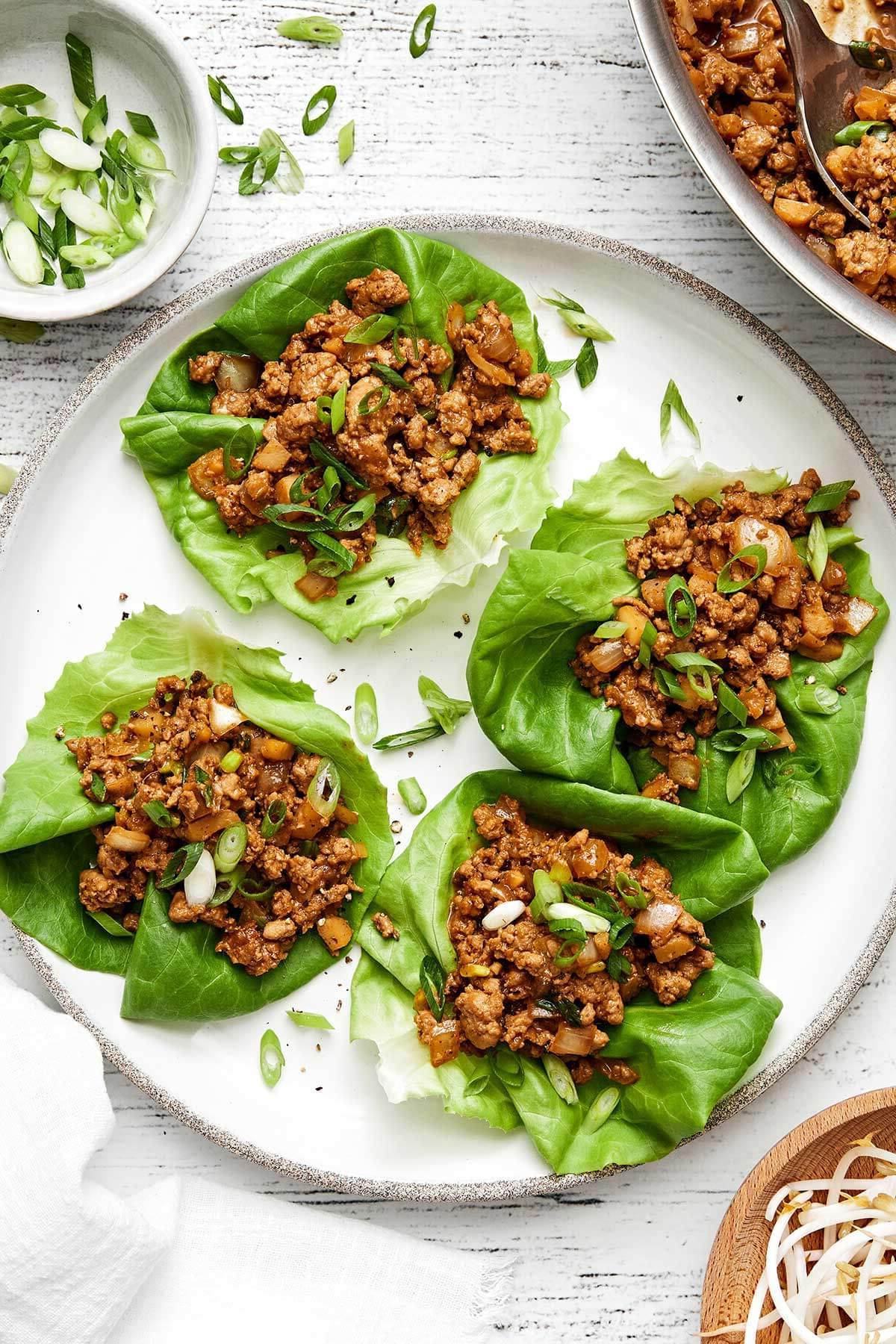 50+ Beste Einfache Abendessen Ideen 12 Asiatische Hähnchen-Salat-Wraps auf einem Teller.