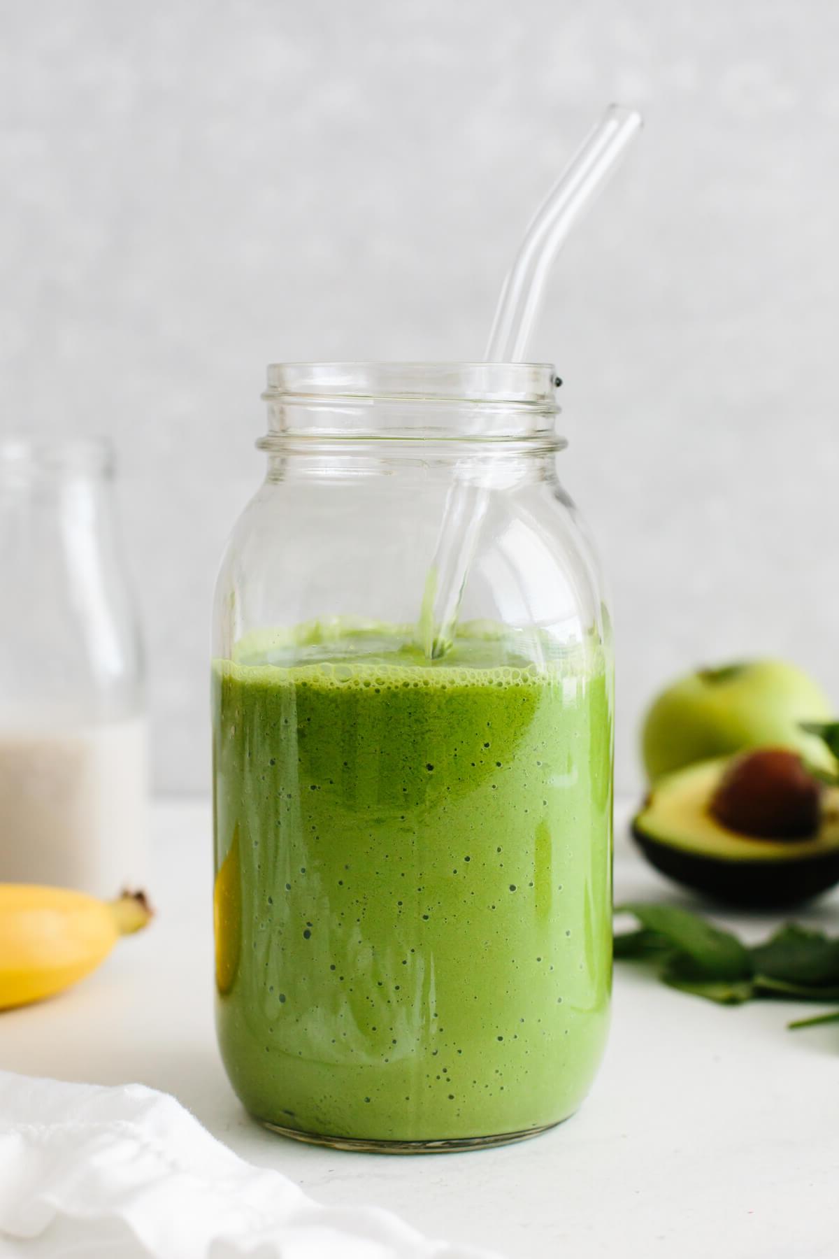 30+ Avocado Rezepte zum Genießen 12 Grüner Smoothie Rezept in einem Glas.