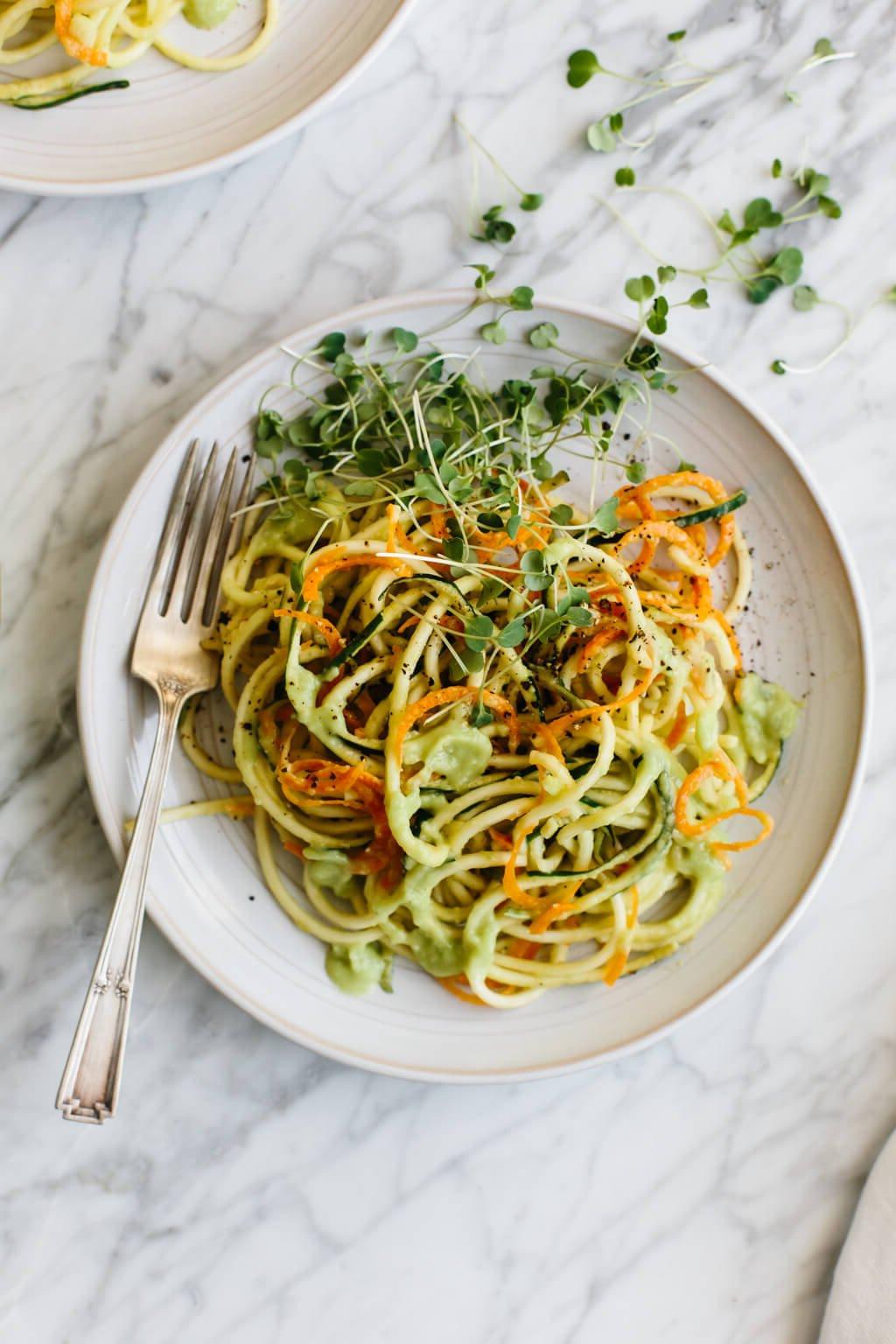 Über 20 beste Zucchini-Rezepte 12 Karotten- und Zucchinipasta wird mit einer cremigen Avocado-Gurken-Sauce für ein einfaches und köstliches Zucchini-Nudel-Rezept gemischt, das glutenfrei, vegan, paleo und Whole30 ist.