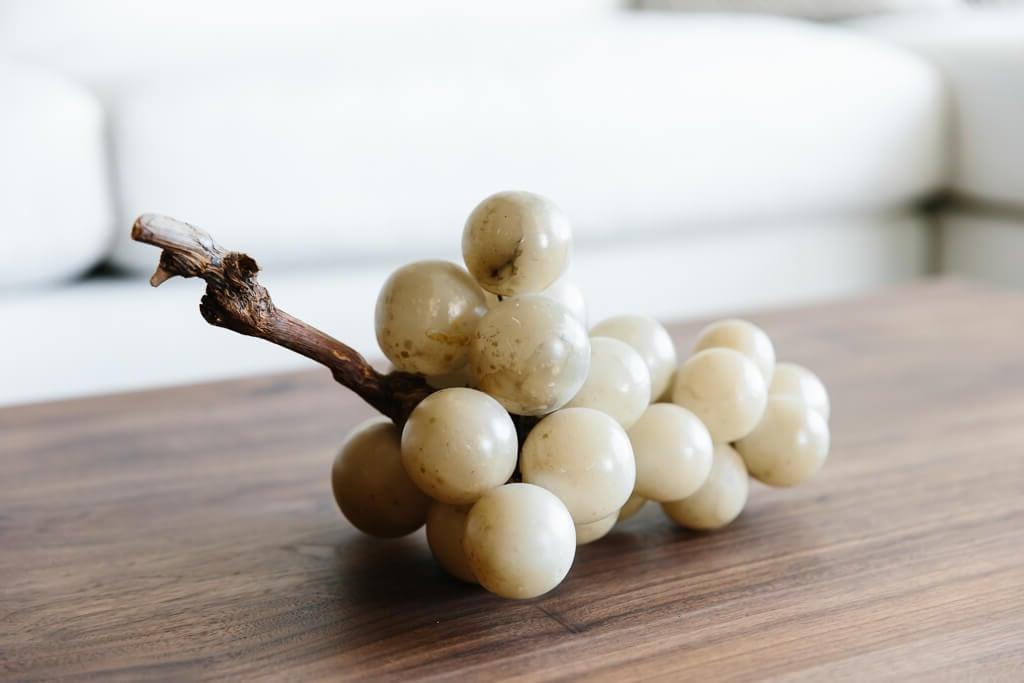 Tour durch mein modernes, minimalistisches Wohnzimmer. Mein Einrichtungsstil ist eine Mischung aus Minimalismus, Mid-Century Modern, Skandinavien und SoCal-Flair. Helle, offene Raumgestaltung mit gemütlicher Beleuchtung.