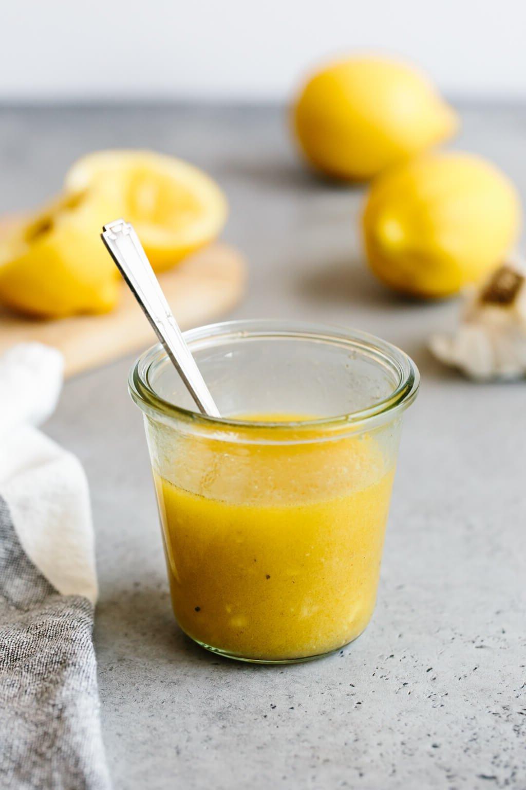 Diese Zitronen-Vinaigrette ist das perfekte Dressing für eine Vielzahl gesunder Salat-Rezepte. Sie ist leicht, frisch und bringt eine angenehme Zitrusnote in jeden Salat, ideal für eine ausgewogene Ernährung.